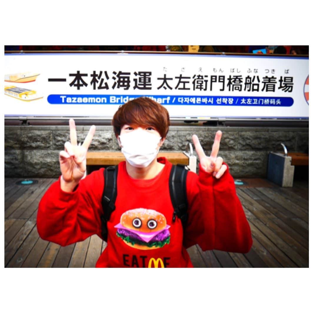 太郎あげあげのインスタグラム：「大阪思い出の写真　#大阪感無い　#名前長すぎる　#早口言葉飲みゲーで使われそう　#ピースが修学旅行生　#ゆきりぬ超えてる」