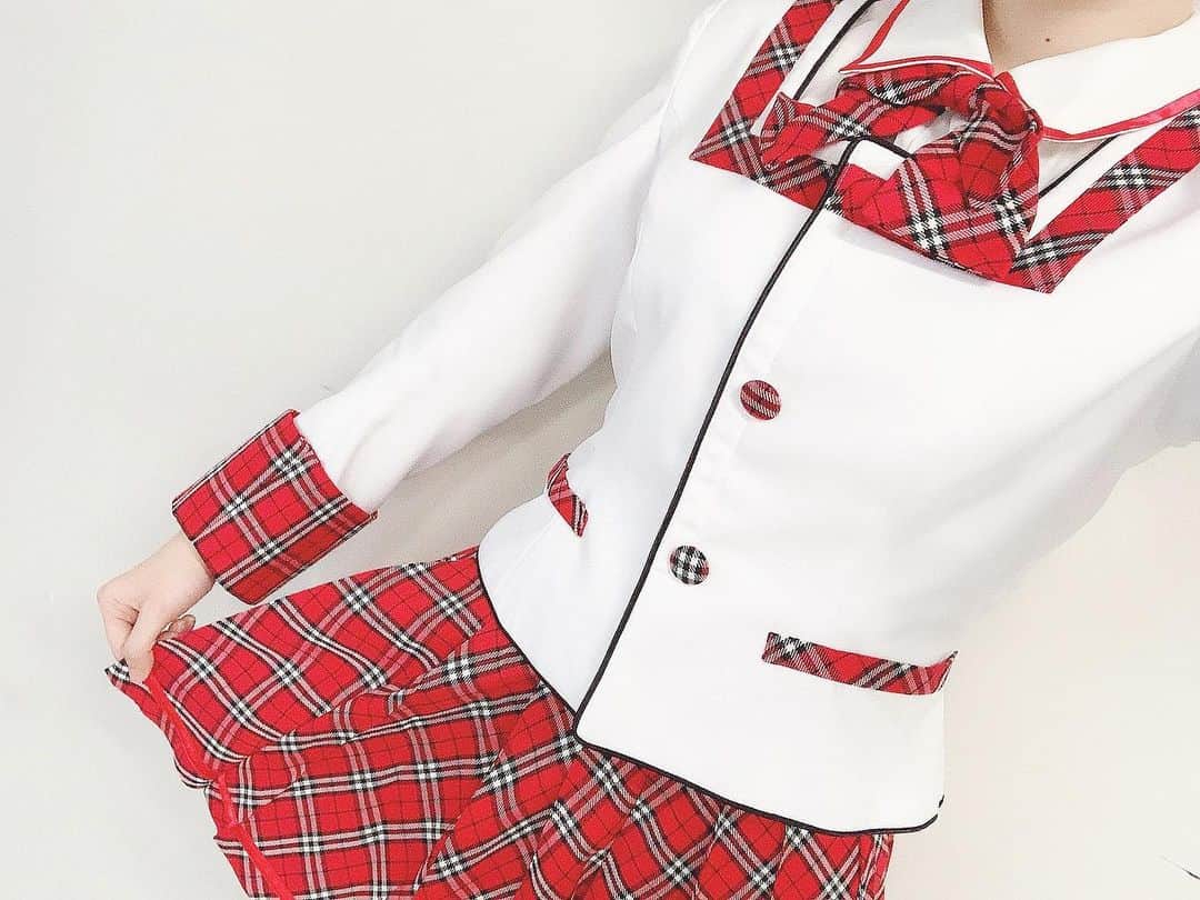 大盛真歩さんのインスタグラム写真 - (大盛真歩Instagram)「❤️🤍❤️🤍﻿ ﻿ 本当に可愛い衣装🥺﻿ ﻿ この衣装は本当にエモい～(°_°)❤︎‪︎﻿ ﻿ ずっと着てみたかったので夢がまたひとつ叶ってとっても嬉しかった〜！﻿ ﻿ #スカート、ひらり #AKB48 #アイドル衣装  #instagood #制服 #衣装」3月1日 20時21分 - maho_usagi