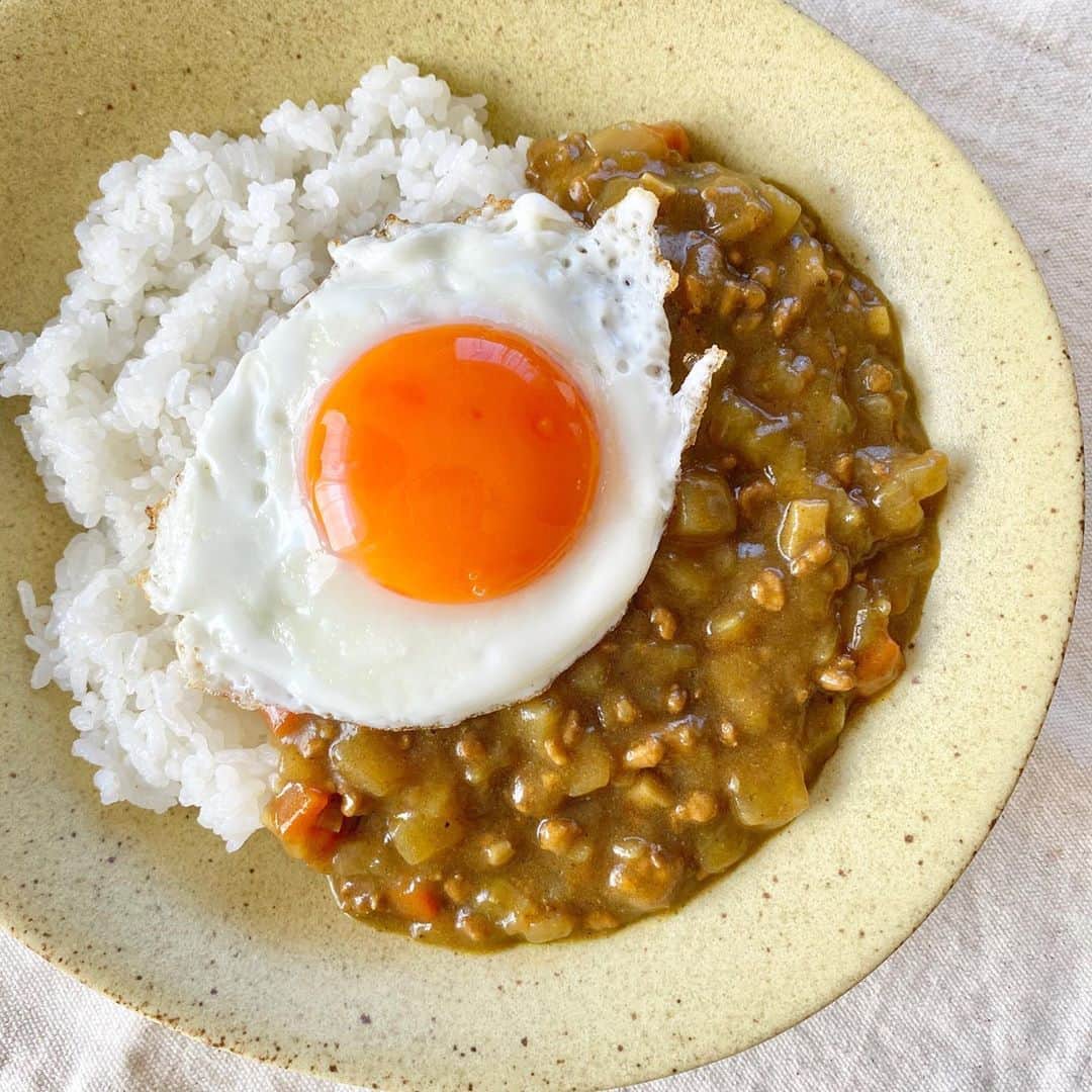 清水麻璃亜のインスタグラム：「#シミズキッチン #キーマカレー　🍛 * この前カレーを作ってみました☺︎ たまねぎをじっくり炒めて、ひきにくにんじん入れて、大根しいたけも入れてみました🧅 大根とカレー、すごい合う〜！ぜひ試してみてくださいっ スパイスから作るのが憧れだけど、なかなか踏み出せません( °_° )今度のお休みとかで作ってみたいなあ〜！ #カレー　#curry」