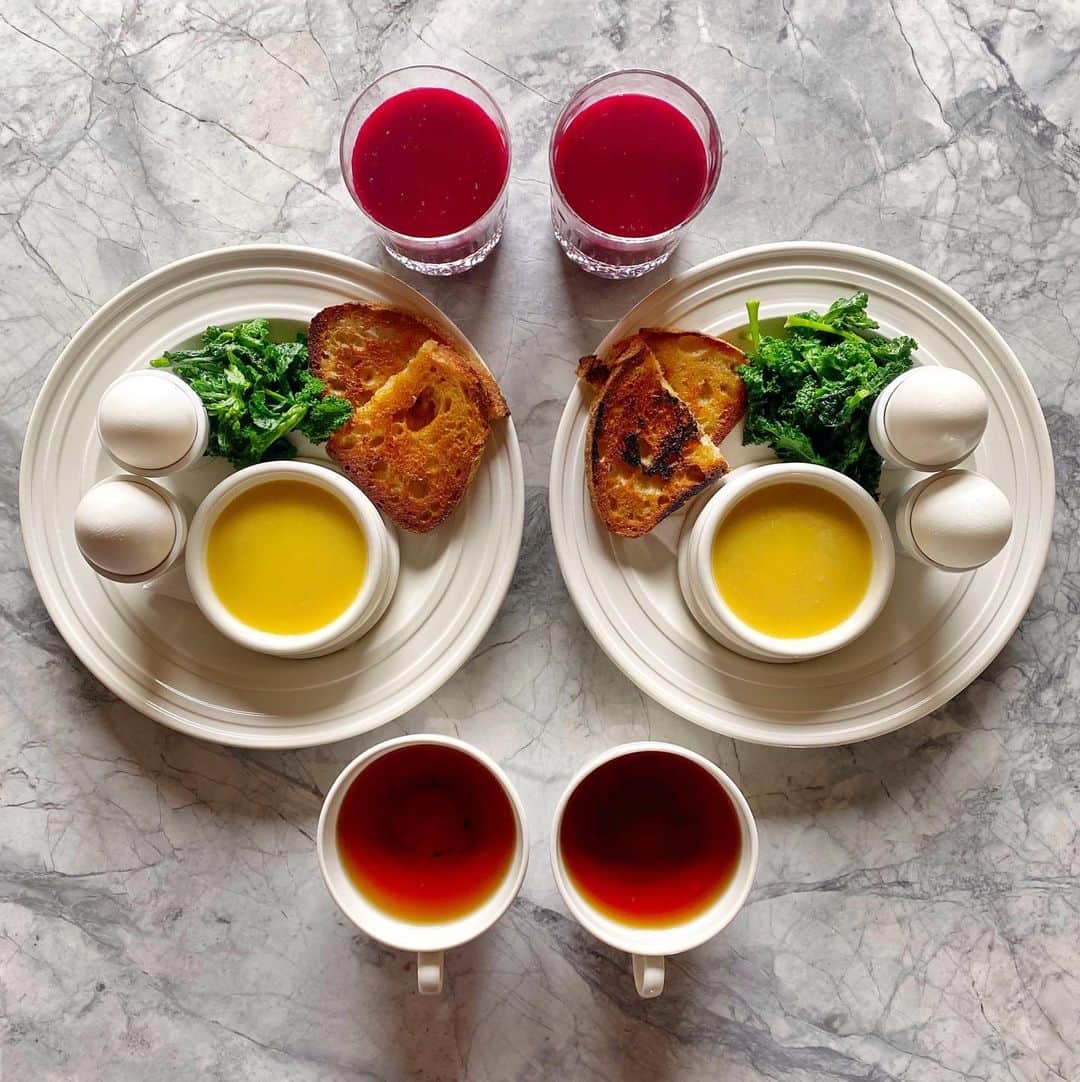 Symmetry Breakfastのインスタグラム：「Good morning Cotswolds! One last final jaunt in England before heading back to Shanghai next week. Breakfast at @thyme.england expertly prepared by @hibbert.charlie Potted Kippers under a layer of smooth butter, with two soft boiled eggs, brassica tops from the garden and hot buttered toast 🥚🐟🥦🧈🍞 Off now for a walk with some dogs in wellies around Gloucestershire #symmetrybreakfast」