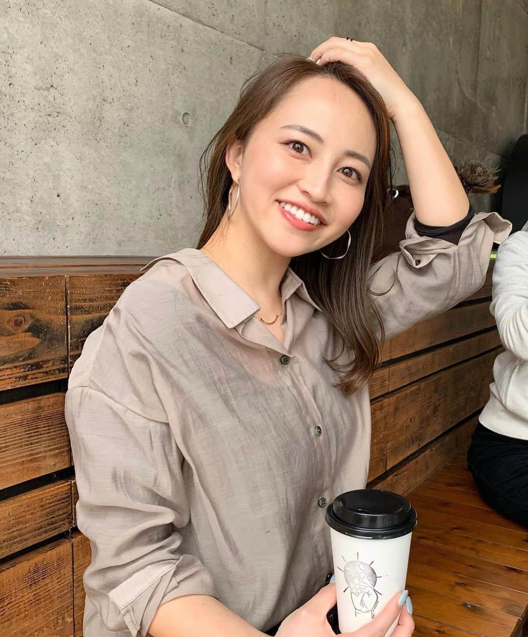 のインスタグラム：「. 展示会でオーダーした @titivatejp の 色味ドツボなシアーシャツを着てみたけど まだ寒くて中はヒートテック🤣❄️ . オンオフ両方サラッと羽織れるから 他のカラーも欲しいなあ🤍 やっと春服欲がふつふつと湧いてきた💭🌷🐝 . #titivate #ティティベイト #titivatestyle  #バックスリットシアーシャツ  #ootd #outfit #fashion」