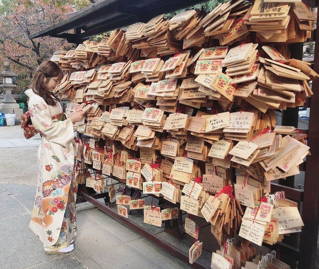 渋谷凪咲さんのインスタグラム写真 - (渋谷凪咲Instagram)「今さら初詣の写真です⛩🌸笑 . . 〜今年は、何事も楽しみながら、素敵な出会いや、 新しい景色に沢山出会えますように☺️🙏〜 . . ってお祈りしました♪ . . そして、2020年。 . 私は羽子板がめちゃくちゃ弱いんだ。 と思い知らされながら、幕を上げた2020年でした🏸 . とほほ☺️笑 . . #神様へ #実はまだ目標で言い足りない事がありまして〜☺️笑 #他には、、、 #ファンの皆さんの癒しになれますように♪ #皆さんと毎日を楽しみながら過ごせますように♪ #NMB48で京セラドームに立てますように♪ #沢山の方に自分を知って頂き笑って頂けますように♪ #漢字間違えが減りますように♪ #皆で毎日おいしいご飯を食べて健康に過ごせますように♪ #よくばりさんでごめんなさい😢笑 #まだあるけど今日はもうやめときます🙊笑 #し〜♪笑 . . . #難波神社　#撮影　#着物　#着物コーディネート #着物ヘアアレンジ #着物レンタル」3月1日 20時33分 - nagisa_nikoniko