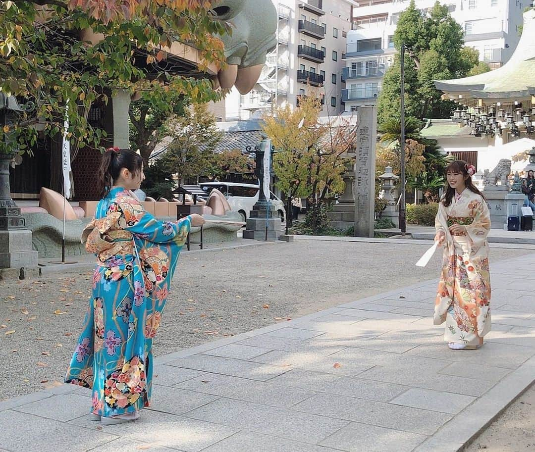 渋谷凪咲さんのインスタグラム写真 - (渋谷凪咲Instagram)「今さら初詣の写真です⛩🌸笑 . . 〜今年は、何事も楽しみながら、素敵な出会いや、 新しい景色に沢山出会えますように☺️🙏〜 . . ってお祈りしました♪ . . そして、2020年。 . 私は羽子板がめちゃくちゃ弱いんだ。 と思い知らされながら、幕を上げた2020年でした🏸 . とほほ☺️笑 . . #神様へ #実はまだ目標で言い足りない事がありまして〜☺️笑 #他には、、、 #ファンの皆さんの癒しになれますように♪ #皆さんと毎日を楽しみながら過ごせますように♪ #NMB48で京セラドームに立てますように♪ #沢山の方に自分を知って頂き笑って頂けますように♪ #漢字間違えが減りますように♪ #皆で毎日おいしいご飯を食べて健康に過ごせますように♪ #よくばりさんでごめんなさい😢笑 #まだあるけど今日はもうやめときます🙊笑 #し〜♪笑 . . . #難波神社　#撮影　#着物　#着物コーディネート #着物ヘアアレンジ #着物レンタル」3月1日 20時33分 - nagisa_nikoniko