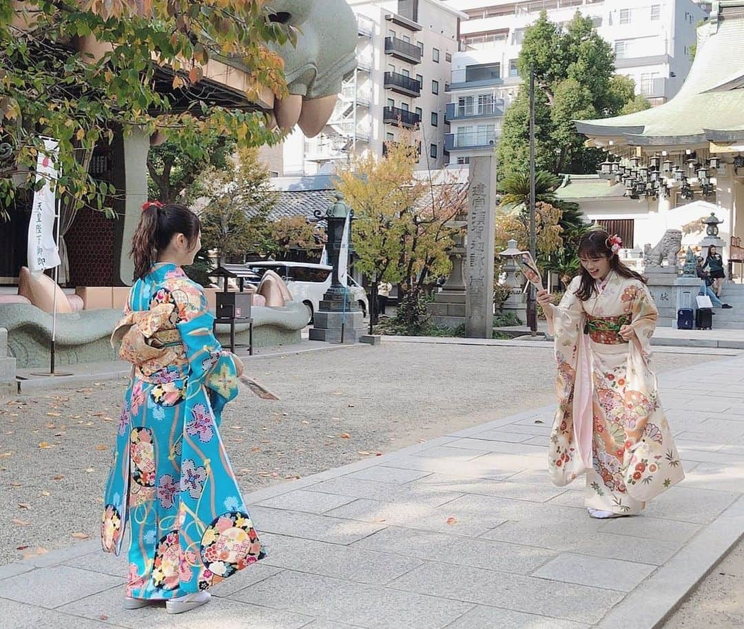 渋谷凪咲さんのインスタグラム写真 - (渋谷凪咲Instagram)「今さら初詣の写真です⛩🌸笑 . . 〜今年は、何事も楽しみながら、素敵な出会いや、 新しい景色に沢山出会えますように☺️🙏〜 . . ってお祈りしました♪ . . そして、2020年。 . 私は羽子板がめちゃくちゃ弱いんだ。 と思い知らされながら、幕を上げた2020年でした🏸 . とほほ☺️笑 . . #神様へ #実はまだ目標で言い足りない事がありまして〜☺️笑 #他には、、、 #ファンの皆さんの癒しになれますように♪ #皆さんと毎日を楽しみながら過ごせますように♪ #NMB48で京セラドームに立てますように♪ #沢山の方に自分を知って頂き笑って頂けますように♪ #漢字間違えが減りますように♪ #皆で毎日おいしいご飯を食べて健康に過ごせますように♪ #よくばりさんでごめんなさい😢笑 #まだあるけど今日はもうやめときます🙊笑 #し〜♪笑 . . . #難波神社　#撮影　#着物　#着物コーディネート #着物ヘアアレンジ #着物レンタル」3月1日 20時33分 - nagisa_nikoniko