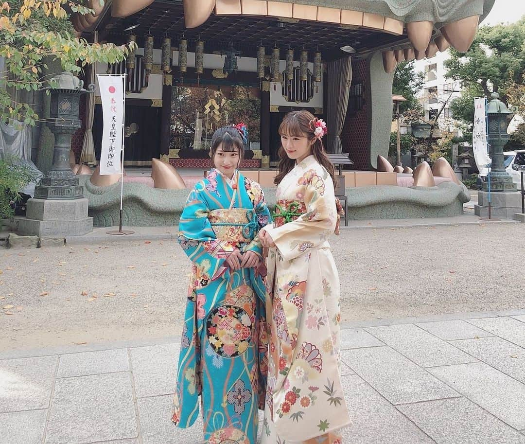 渋谷凪咲さんのインスタグラム写真 - (渋谷凪咲Instagram)「今さら初詣の写真です⛩🌸笑 . . 〜今年は、何事も楽しみながら、素敵な出会いや、 新しい景色に沢山出会えますように☺️🙏〜 . . ってお祈りしました♪ . . そして、2020年。 . 私は羽子板がめちゃくちゃ弱いんだ。 と思い知らされながら、幕を上げた2020年でした🏸 . とほほ☺️笑 . . #神様へ #実はまだ目標で言い足りない事がありまして〜☺️笑 #他には、、、 #ファンの皆さんの癒しになれますように♪ #皆さんと毎日を楽しみながら過ごせますように♪ #NMB48で京セラドームに立てますように♪ #沢山の方に自分を知って頂き笑って頂けますように♪ #漢字間違えが減りますように♪ #皆で毎日おいしいご飯を食べて健康に過ごせますように♪ #よくばりさんでごめんなさい😢笑 #まだあるけど今日はもうやめときます🙊笑 #し〜♪笑 . . . #難波神社　#撮影　#着物　#着物コーディネート #着物ヘアアレンジ #着物レンタル」3月1日 20時33分 - nagisa_nikoniko