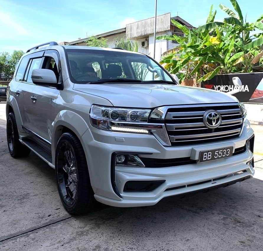 Spirits Artisanさんのインスタグラム写真 - (Spirits ArtisanInstagram)「TOYOTA LANDCRUISER 200 IN  Brunei wheel：@wald_international body kit：Artisanspirits/// Sportsline blacklabel #toyota #landcruiser #toyotalandcruiser  #as #asms #artisanspirits #ravspecjdm #butlertire #jworksunlimited #premierautowerkz #suvproject #kanooperformance #car_life_staff  #トラウム #車庫小舗 #nigeljdmparts #datasystem」3月1日 20時34分 - artisan_spirits