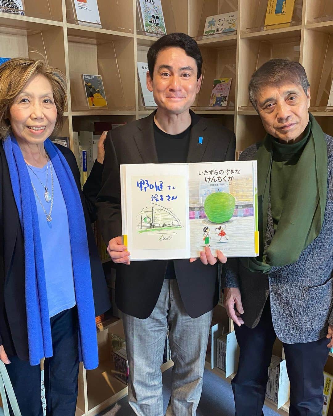 野口健さんのインスタグラム写真 - (野口健Instagram)「安藤忠雄さんが建てて大阪市に寄贈した「こども本の森　中之島」へ！！！ あまりの美しさ、開放感に圧倒されました。図書館でありアート空間。今日もまた安藤忠雄ワールドに引き込まれました！！！安藤忠雄さんは「子供たちに本を読んで欲しいんや。本は人の心を豊かにする。感性を育てるんや」。そして自らが設計され、かかる建築費は私財で。そして大阪市に子供図書館を寄贈された。約20年間、お付き合いさせて頂いていますが、僕にとっても人生の師匠です。親子で楽しめる図書館！  #野口健#安藤忠雄　#こども本の森中之島」3月1日 20時35分 - noguchiken8848