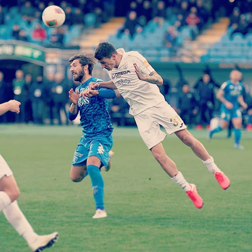 ミケーレ・カンポレーゼのインスタグラム：「Buona domenica ! #Serieb#MC31#football#nike#Pordenonecalcio#stopirrationality」