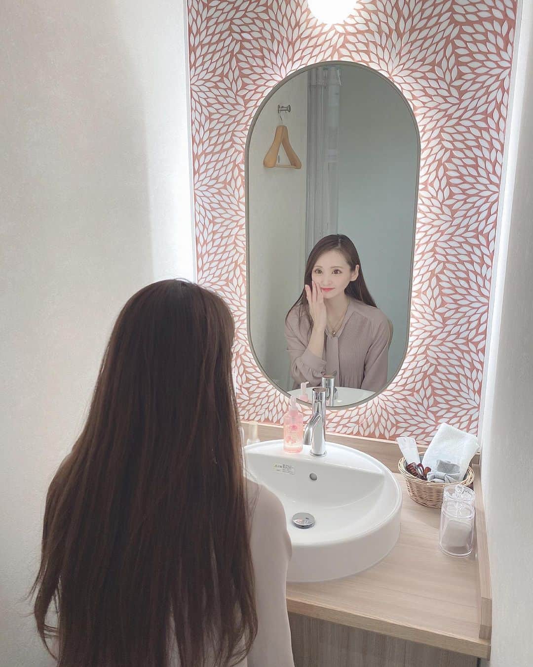 藤後 沙織 とうごさおりさんのインスタグラム写真 - (藤後 沙織 とうごさおりInstagram)「ダリア銀座スキンクリニック @dahliagsc にて、 トリニティプラス受けてきました♥︎ ・ トリニティプラスは、顔全体に細かいシミやそばかすがある方、肌のハリ感が欲しい方、小じわを改善したい方、透明感を出したい方におすすめの施術だよ☻ 私は透明感が欲しくて欲しくて🥺 透明感があれば何もいらないとさえ思ってる。笑 いやほんと永遠のテーマ。。 ・ 先生にカウンセリングしていただき、疑問点をなくしてからリフトアップと毛穴を中心に施術していただきました。 ジェルを塗って、機械をスーッと動かしていただくのみで、全く痛みもなく完了したよ。（まゆげなさすぎる問題はそっとしておいて。笑） 直後から透明感がすごくアップしててお肌が生まれ変わったみたい✨ 目で見て実感できる効果あると嬉しいよね😌 ここのクリニックの、受付のお姉さんもナースさんも天使みたいに優しくて大好きなの😇 通うだけで癒されます✨ ありがとうございました♥️ ・ #ダリア銀座スキンクリニック #明日香ママ #美容皮膚科 #シワ対策 #小顔効果 #美容 #皮膚科 #スキンケア #美容医療 #美容皮膚科 #肌ケア #美肌ケア #美容好き #美容オタク #美容女子 #美容皮膚科クリニック #美活 #ツヤ肌 #美容好きな人と繋がりたい #美容大好き #肌質改善 #すっぴん #眉毛なし #毛穴ケア #トリニティプラス #サブライム #エイジングケア #PR」3月1日 20時45分 - saori_togo