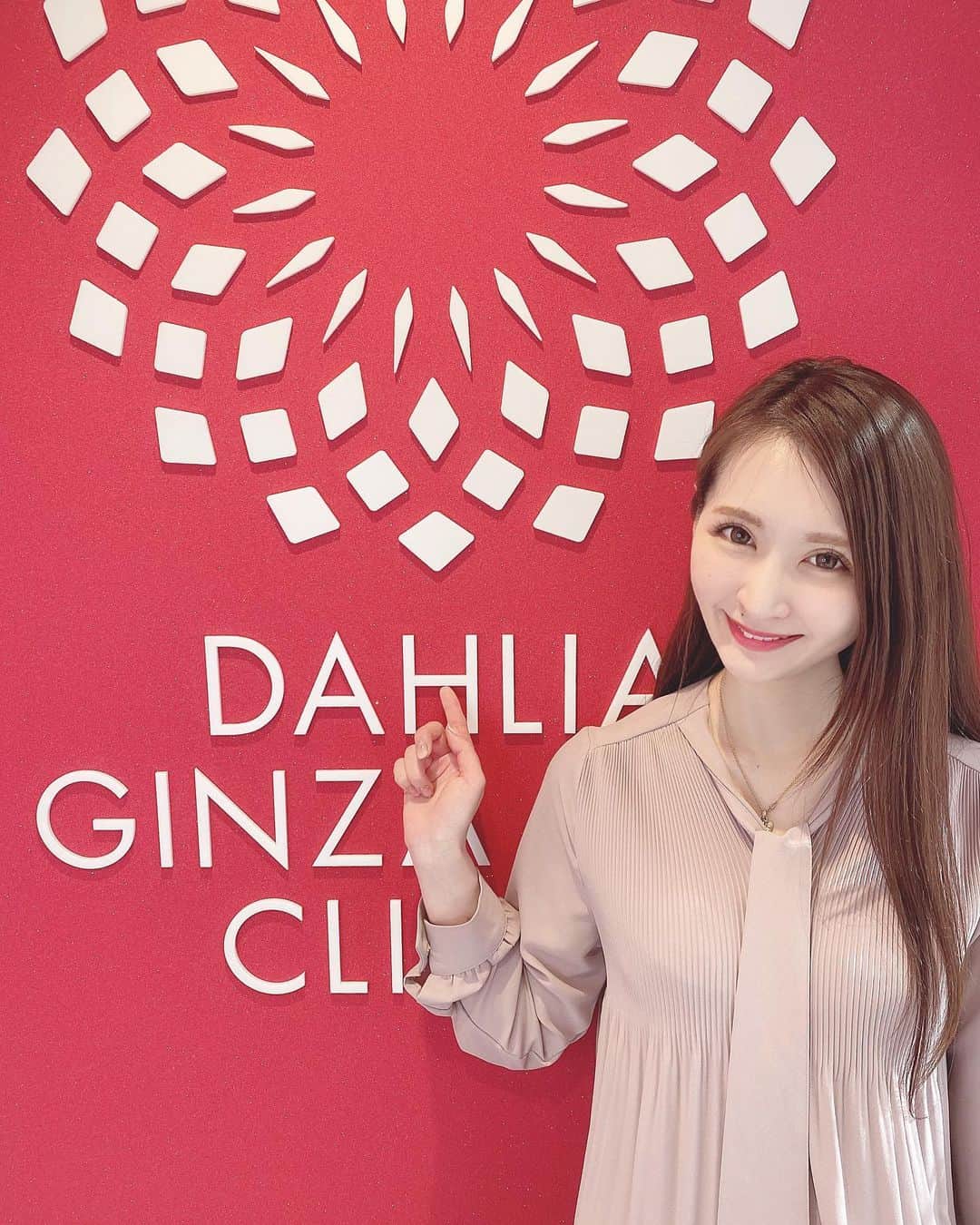 のインスタグラム：「ダリア銀座スキンクリニック @dahliagsc にて、 トリニティプラス受けてきました♥︎ ・ トリニティプラスは、顔全体に細かいシミやそばかすがある方、肌のハリ感が欲しい方、小じわを改善したい方、透明感を出したい方におすすめの施術だよ☻ 私は透明感が欲しくて欲しくて🥺 透明感があれば何もいらないとさえ思ってる。笑 いやほんと永遠のテーマ。。 ・ 先生にカウンセリングしていただき、疑問点をなくしてからリフトアップと毛穴を中心に施術していただきました。 ジェルを塗って、機械をスーッと動かしていただくのみで、全く痛みもなく完了したよ。（まゆげなさすぎる問題はそっとしておいて。笑） 直後から透明感がすごくアップしててお肌が生まれ変わったみたい✨ 目で見て実感できる効果あると嬉しいよね😌 ここのクリニックの、受付のお姉さんもナースさんも天使みたいに優しくて大好きなの😇 通うだけで癒されます✨ ありがとうございました♥️ ・ #ダリア銀座スキンクリニック #明日香ママ #美容皮膚科 #シワ対策 #小顔効果 #美容 #皮膚科 #スキンケア #美容医療 #美容皮膚科 #肌ケア #美肌ケア #美容好き #美容オタク #美容女子 #美容皮膚科クリニック #美活 #ツヤ肌 #美容好きな人と繋がりたい #美容大好き #肌質改善 #すっぴん #眉毛なし #毛穴ケア #トリニティプラス #サブライム #エイジングケア #PR」