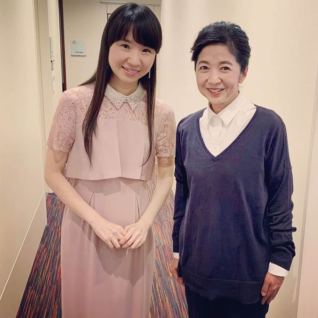 松岡みやびさんのインスタグラム写真 - (松岡みやびInstagram)「#宮崎美子　さんと💕 with a famous japanese actress,Yoshiko Miyazaki. We will appear on a TV quize show on March 4th. クイズ番組の母🤱 と呼ばれる 才色兼備の美子さん。 ✴︎ 初登場で緊張してた私に💦 「だいじょうぶよ〜きっとわかる問題がでるからね。焦らなくてだいじょうぶよ」 と… 本当に優しく優しく… あったかく包んでくださいました😭 ✴︎ 私は味方チームだったから 励ましてくれたのかなぁ と思ったら、 敵チームがピンチのときまで 「だいじょうぶよ〜」 と カメラに写っていないときも みんなに優しく声がけしてくださって。 収録後も私服に着替えちゃったのに 「いいよ〜ありがとうね」 って写真いっしょに撮ってくださって。 ✴︎ 母通り越して #女神　🗽 でした✨✨ 3月4日(水)テレビ朝日 #ミラクル9  20:00〜見てね💕 司会 #くりぃむしちゅー　 さんの頭の回転の速さもお見事👏 #漢字　#歴史　#手話　#クイズ #ハープ #ミヤビメソード #松岡みやび #音楽 #心理カウンセラー #miyabimatsuoka #harp #music #miyabimethod」3月1日 20時47分 - miyabi_matsuoka