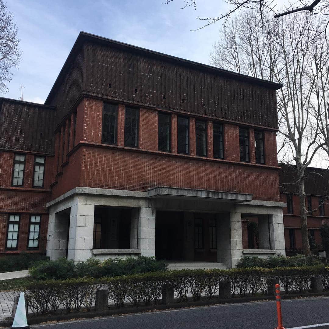 天明麻衣子のインスタグラム：「東京大学本郷キャンパスにある、アントレプレナーラボに取材でお邪魔しました！  東大病院のすぐ近くにあります。個室や実験設備をはじめ、創業したてのスタートアップのための環境が整えられています✨何かが始まる予感に満ちていて、私までワクワクしちゃうような場所でした☺️ #東大 #東京大学本郷キャンパス #取材 #アントレプレナーラボ#スタートアップ #やってみたくなりますね」