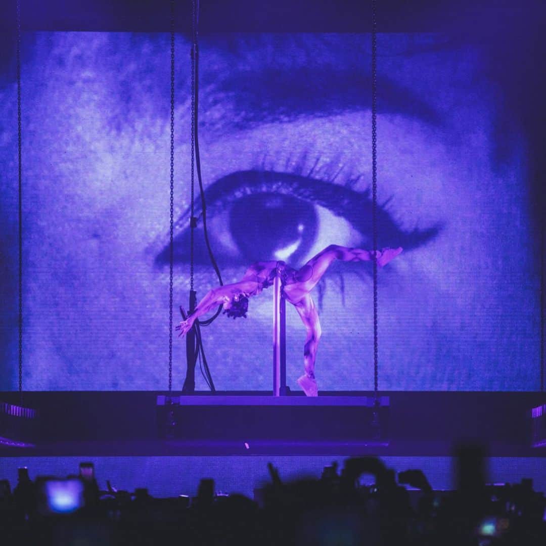 のインスタグラム：「I think 2020 will mark the end of me touring for a very long time. Thank you for making the memories so special. I am cherishing every single night. 📷: @yasi」