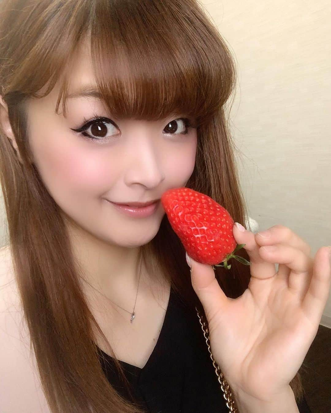 鈴木理沙さんのインスタグラム写真 - (鈴木理沙Instagram)「大っきいイチゴ🍓🍓🍓 ありがとうございま〜す😍💕 #今年は絶対イチゴフェアのイチゴビュッフェに行くんだ❣️ #そう心に決めてたら #とある日ある方からお誘い😍 #その日を楽しみに〜 #頑張ろうと思ってたら〜 #おっきないちご戴きました〜🍓 #うれぴー #いちご #いちご女子 #ありがとうございます😊 #本日開催予定でしたプロチャレンジマッチは中止になりましたが #昨日は大変な時期に沢山のご参加ありがとうございました💕 #新型コロナウイルスの影響でマスク着用、ハイタッチなし、握手なしでの対応になりましたが皆様のご協力により、無事に終わりました事にホッとしております。  ご協力頂きました皆様に、 感謝です❤︎ ありがとうございました(^^) 引き続き、体調管理、手洗いうがいにお気を付けてお過ごし下さいね❣️ #プロボウラー #bowling #女子アスリート #鈴木理沙」3月1日 21時05分 - risasuzuki0929