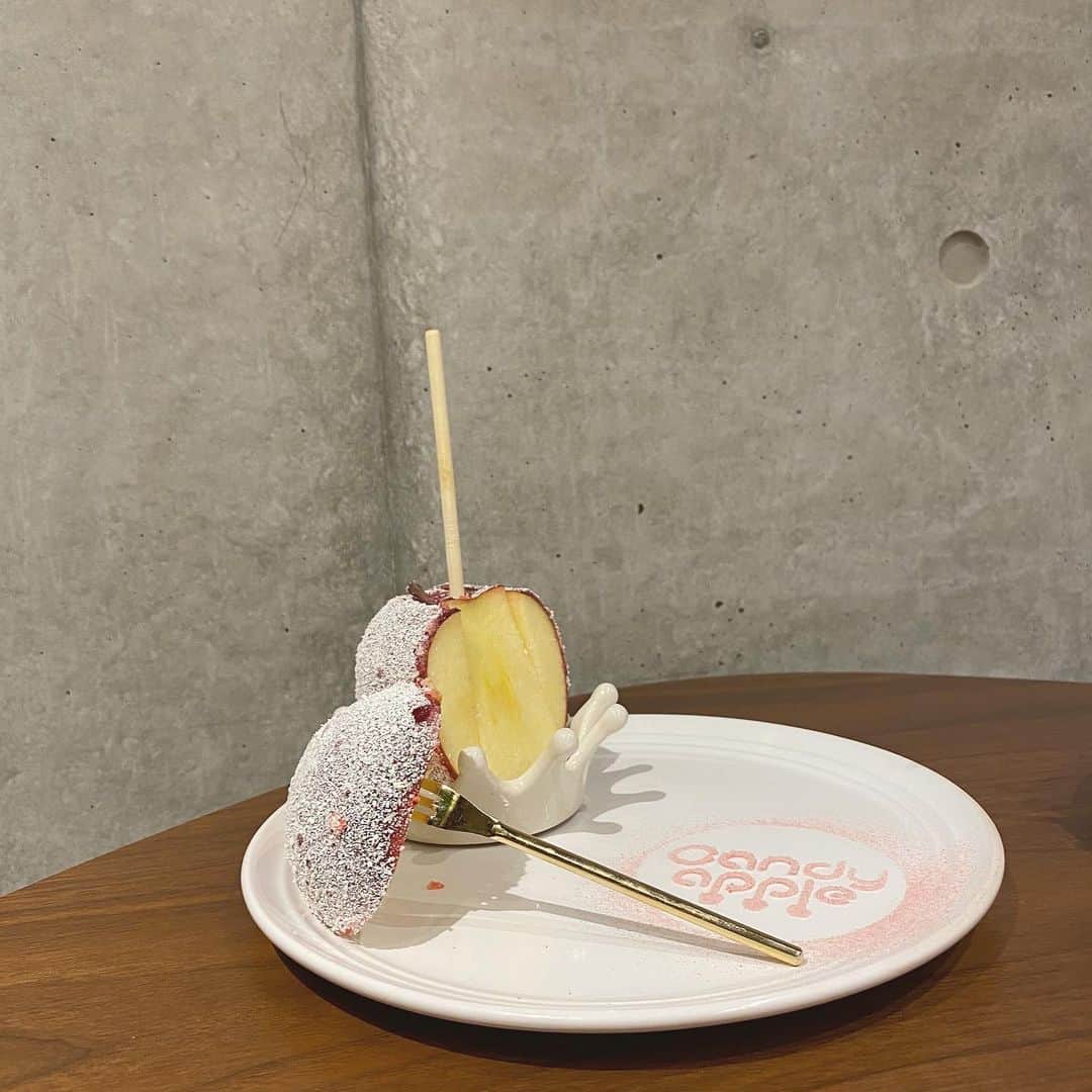 古南 祐佳のインスタグラム：「. 至る所でお見かけするおしゃりんご飴🍎 1番最初知ったのはインスタやったけどそのあとバナナマンの番組で出て来てて やっと行けた🥺🍎♡ パクパク食べれちゃうしりんごそのものも甘くて美味しくて、次はシナモン味食べたい🍎 . . #candyapple #代官山カフェ #渋谷カフェ #りんご飴 #りんご飴専門店 #代官山candyapple」