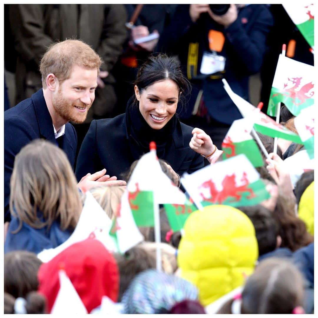 英ヘンリー王子夫妻のインスタグラム：「🏴󠁧󠁢󠁷󠁬󠁳󠁿 Dydd Gŵyl Dewi Hapus! Wishing all of our Welsh followers a Happy St Davids Day.  Image © Empics / PA」