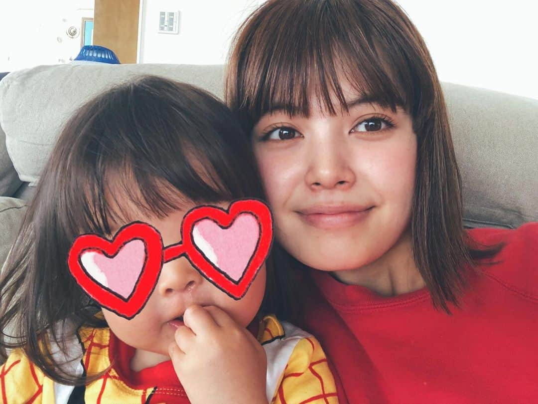 垣内彩未さんのインスタグラム写真 - (垣内彩未Instagram)「最近の娘は 更なる自我が芽生え、 口癖は「じぶんっ！」 なんでも自分でやりたいお年頃に突入し、 良かれと思って手伝うと、 とても怒られたり 泣かれてしまいます😂  娘に、 〇〇ちゃん(娘の名前)は、 赤ちゃん？ ちいさいこ？ おおきいこ？  と聞くと 「おおきいこ！」と。 もう赤ちゃんでも ちいさいこでもないみたいです☺️ おおきいこ　だから、 なんでもできるようになりたいんだよね😙  とはいえ私は とても せっかちなので 本心は めちゃくちゃ手伝いたいです😭  #娘の前でせっかちは封印 #同じ鼻してるよね」3月1日 21時14分 - kakiuchiayami