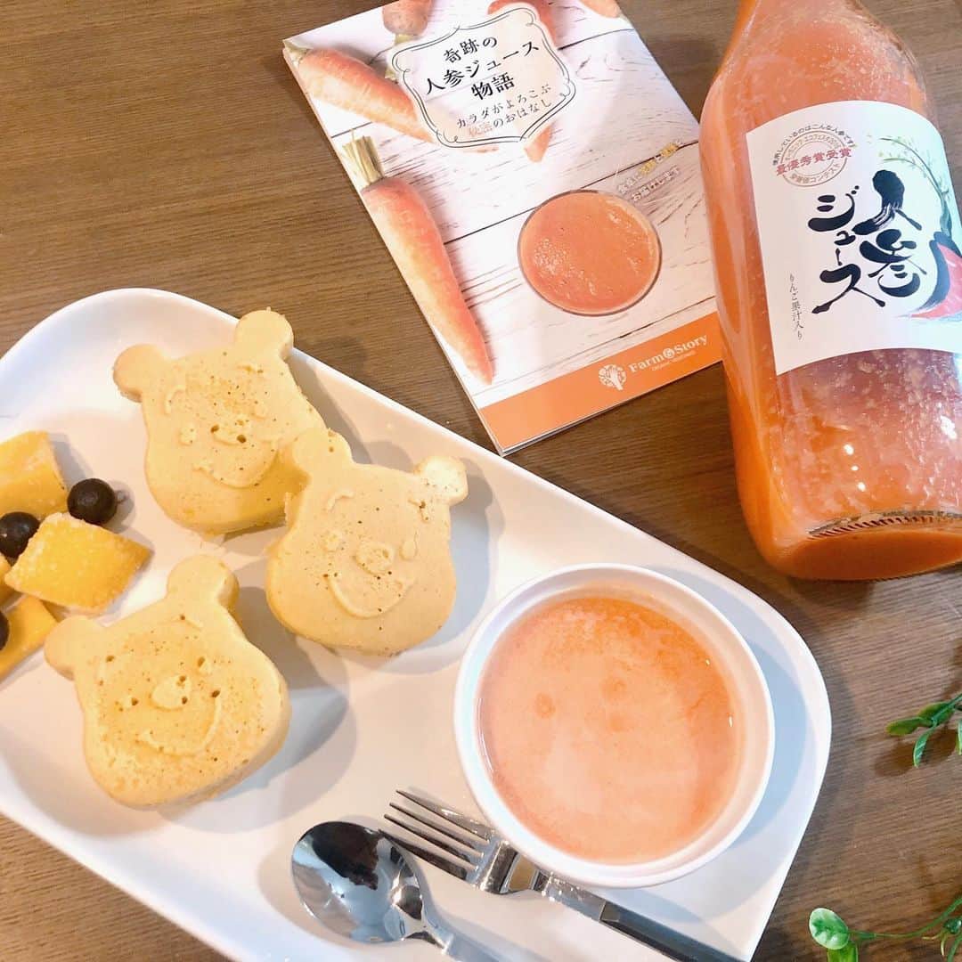 長谷川真美さんのインスタグラム写真 - (長谷川真美Instagram)「🥕💕 ・ 先日のはち君の #おうちごはん 💕 ・ #出口崇仁農園の人参ジュース を使った #蒸しパン と #にんじんポタージュ😋❤️ ・ このジュース料理に使っても そのまま飲んでも美味しい #究極の人参ジュース なの💕 ・ #ダイソー で購入した #プーさん の型で蒸したけど ポコポコになっちゃった💦 ・ #美容 #健康 #腸内美活 #出口崇仁農園 #人参ジュース #monipla #farmandstory_fan #はち成長記録 #こどもごはん #にんじんジュース #ランチ #おうちランチ #にんじんジュースレシピ #まあみごはん #まあみクッキング」3月1日 21時09分 - maami.hase