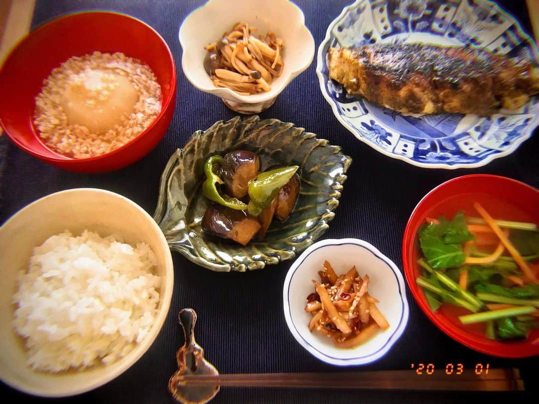 奥村佳恵のインスタグラム：「👩🏻‍🍳❄️🔜🌸 #kae_gohan  #かえごはん  #箸置き #栗田千弦 #信楽焼 #松本伴宏 #古谷浩一  #やちむん #骨董 #輪島塗」