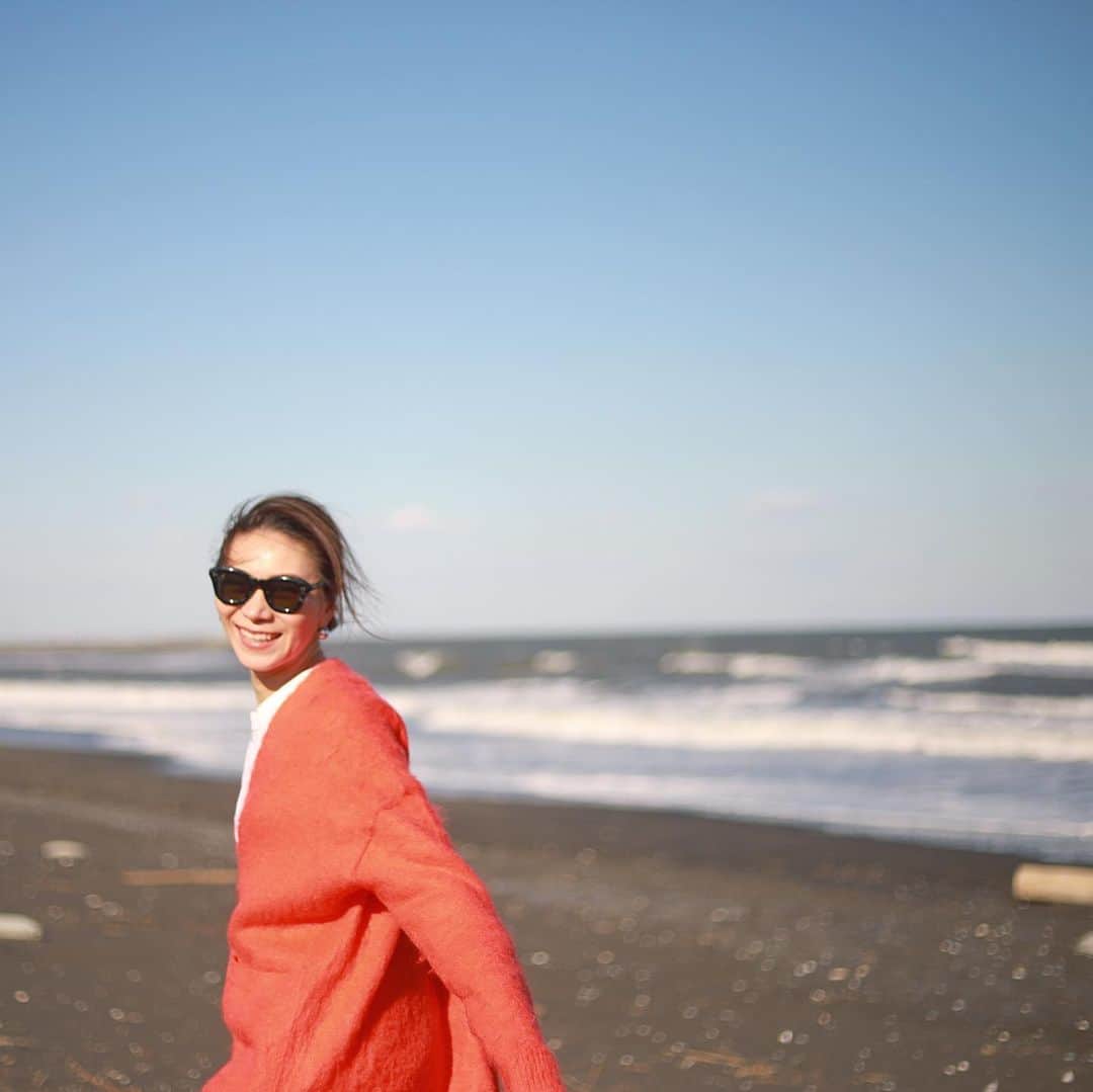 大日方久美子さんのインスタグラム写真 - (大日方久美子Instagram)「・ 週末は海の家で過ごすライフスタイルになってもう6年くらい経つかな。 オールシーズン海に行くし、犬たちとの散歩もあるから夏はもちろん冬だって日ヤケ止めは必須。 私にとって、絶対になくてはならないマストアイテム。  そんな日ヤケ止めに革新的な新商品が発売されます。  日ヤケ止めに革命が起きたレベルなので「あ、PRか。」とならず、最後まで読んでみてください。本当に凄いから。 ・ 3月2日 @ba_red_polaofficial から発売されるB.Aライトセレクターは、その名の通り光(ライト)を選ぶ(セレクター)ことに成功した日中用クリーム兼日ヤケ止め。  簡単に言うと、肌ダメージの原因とされていた太陽の光の中には、実は肌に良いとされている「赤色光」があり、この光を浴びることで肌にハリや弾力が出る効果に着目し、紫外線や近赤外線は完全ブロックしこの「赤色光」を取り入れることに成功👏🏻👏🏻👏🏻 ・ ・ ・ しかも「赤色光」を浴びることでハリや弾力感をより効果的にするPOLAオリジナル保湿成分が配合されているから、このクリームを塗っていれば太陽の光が怖いどころか、ナチュラルエステになるってこと。←革命的‼️ ・  言われてみれば、ハリを出す為にエステやクリニックで赤い光を当ててた。それがこの「赤色光」だったんだ！ 元々、太陽の光を浴びることは大好きでしたがこのクリームの発売で、より積極的に太陽光を浴びれることが嬉しい😭❤️ ・ 一足先に使わせていただいているので、積極的に太陽の光を浴びて効果を実感したいと思うので、また改めてレビュー投稿しますね！！ ・ ・ 拝啓POLAさま。 凄い新商品をありがとう。 もうエステで赤い光を当てるのやめるね。 ・ ・ #日焼け止め革命 #赤色光 #POLA #POLABA #ポーラ #BAライトセレクター #ライトセレクター #PR」3月1日 21時13分 - kumi511976