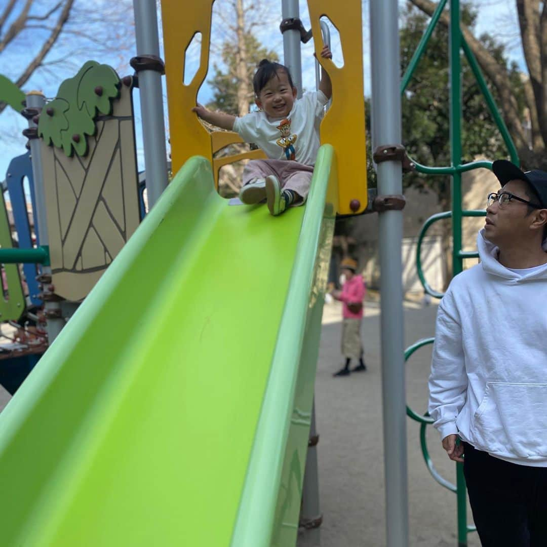 尾形貴弘さんのインスタグラム写真 - (尾形貴弘Instagram)「公園でいっぱい遊んで 楽しくて帰る時グズグズしてたさくちゃんを片手で抱えてたら ニヤニヤしてたよ。 女子は怖いなぁーーー！！ #柴犬大好き #柴犬マニア  #愛犬  #赤柴 #しばけん  #しばちゃん  #しばいぬ大好き  #shibainu  #shiba_snap  #犬ばか部  #いぬばか部 #ミク #三九 #39 #パンサー尾形 #赤ちゃん #赤ちゃんのいる暮らし #赤ちゃんと犬 #1歳11ヶ月 #ミクサクタカヒロ #サンキュー #ママリ #ベビフル」3月1日 21時18分 - miku3_miku_9