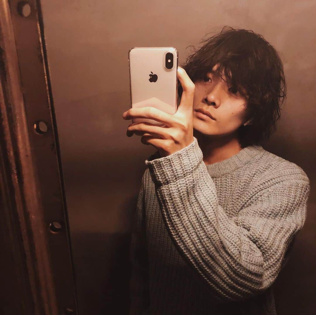 長坂 睦生のインスタグラム：「【#Life_mut】 借りた本と考え事をした独りの時間。」