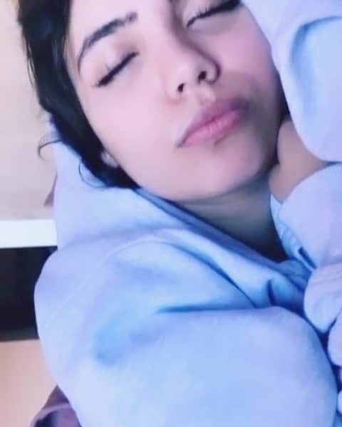アマニ・ファンシーのインスタグラム：「good morning friends, hope u have a lazy, hazy sunday that includes a lot of sleepy-time with ur loved ones 😴🥰」