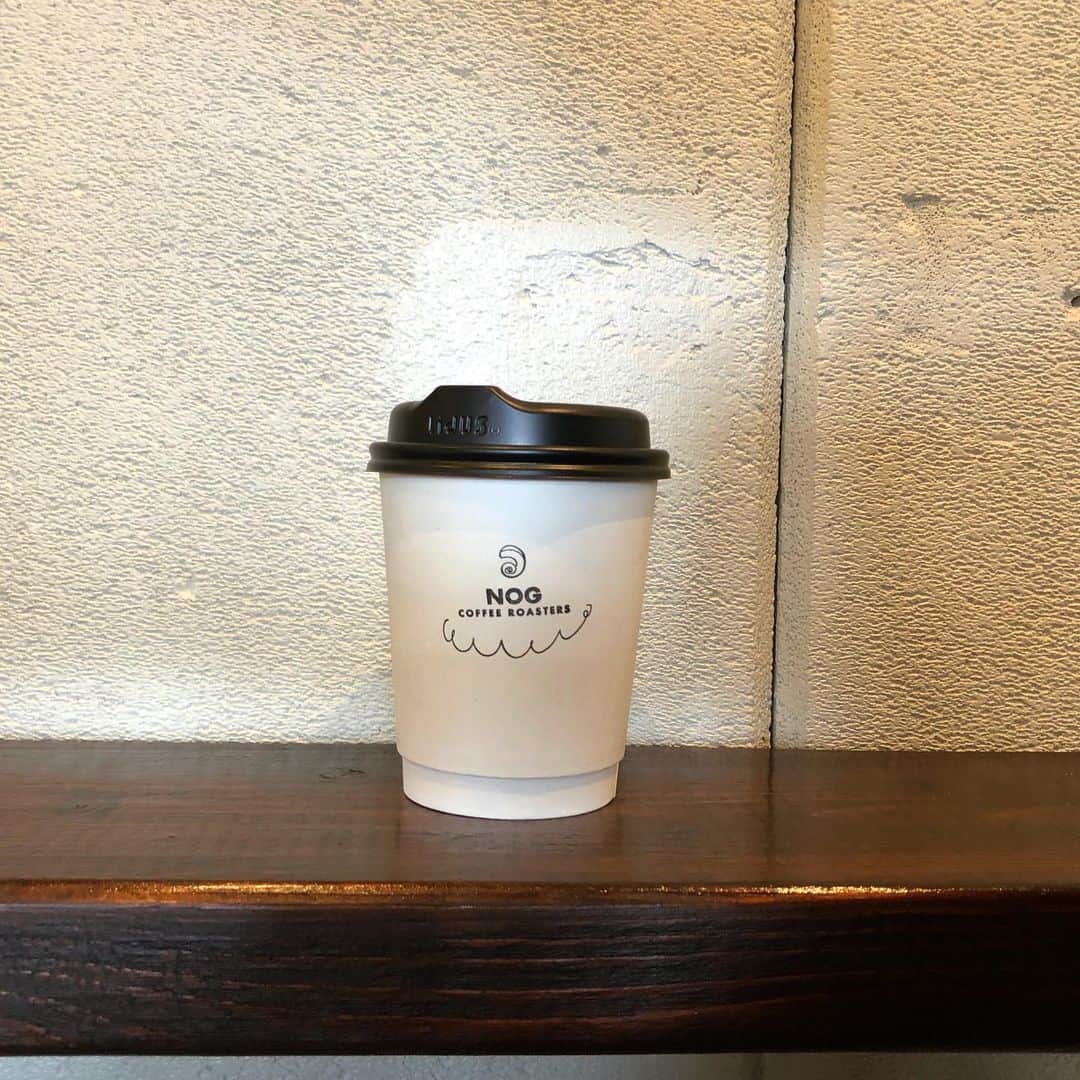 柴崎汐理さんのインスタグラム写真 - (柴崎汐理Instagram)「行きつけ。﻿ ﻿ ﻿ 行きつけってほどでもないかもしれないけれど、たまーに行きたくなる #コーヒー屋さん が別の #コーヒー 屋さんになっていて驚いた。﻿ ﻿ ﻿ 久しぶりにどうしても『あの』コーヒースタンドに行きたくて、歩いたのに…。﻿ 『あの』コーヒースタンドの『あの』豆を使った #ハンドドリップ を飲みたかったのに無くなっていたのはショック。﻿ ﻿ ﻿ ﻿ でも、変わらずコーヒー屋さんになっていたのは唯一の救いかも知れないと、『あの』コーヒー屋さんの跡を受け継いだ、新しいコーヒー屋さんを開拓しました✌️﻿ ﻿ 因みにこのコーヒースタンドの内装も好きなのです。﻿ ﻿ ﻿ ﻿ ﻿ ﻿ @shirokumatokyocoffee さん！お疲れ様でした✨﻿ 復活するのを楽しみにしています👏﻿ ﻿ ﻿ ﻿ ﻿#コーヒーはブラック派 ﻿ #instagood #instalike #表参道ランチ　#代官山ランチ　#渋谷ランチ #表参道カフェ #私服 #女子大生 #ポートレート #モデル #東京カメラ部 #撮影モデル#サロモ #作品撮り #撮影 #撮影依頼受付中 #撮影依頼募集中 #被写体 #渋谷 #代官山 #原宿 #表参道 #フォロー #フォローミー　#ootd #服好きな人と繋がりたい」3月1日 21時22分 - misskokudai18_2