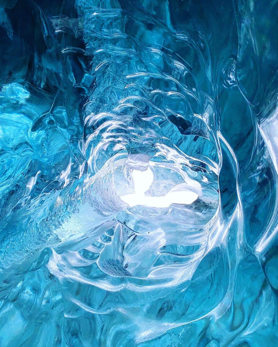 cieltripさんのインスタグラム写真 - (cieltripInstagram)「アイスランドにある、青く輝く氷の洞窟「スーパーブルー」。こんな景色が本当に地球上に存在するんだ、、、とものすご～く感動しました。  氷河の一部で、壁が全て氷でできた洞窟なのですが、まるでLEDのような青い輝き。でもこれ、全て天然なのです。ですから、毎年洞窟のできる場所も大きさも違って、今回私が訪れたこの洞窟は、来年にはもうない…そう、二度と見ることはできません。  太陽の光の当たり方によって、色の濃さや輝き方が変わるので、眺めていて飽きることがありませんでした。  神秘的な絶景、生きていてホントに良かったと思う瞬間でした！  #一期一会 #スーパーブルー #アイスランド #icelandtravel #jokulsarlonglacierlagoon #冰島 #洞窟 #icecave #氷の洞窟 #世界の絶景 #氷河 #vatnajökull」3月1日 21時27分 - cieltrip