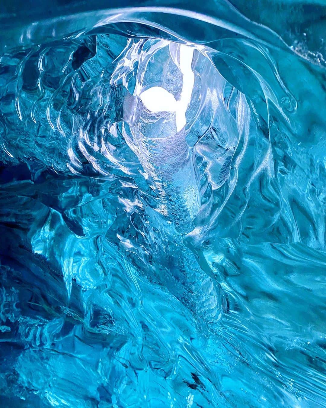 cieltripさんのインスタグラム写真 - (cieltripInstagram)「アイスランドにある、青く輝く氷の洞窟「スーパーブルー」。こんな景色が本当に地球上に存在するんだ、、、とものすご～く感動しました。  氷河の一部で、壁が全て氷でできた洞窟なのですが、まるでLEDのような青い輝き。でもこれ、全て天然なのです。ですから、毎年洞窟のできる場所も大きさも違って、今回私が訪れたこの洞窟は、来年にはもうない…そう、二度と見ることはできません。  太陽の光の当たり方によって、色の濃さや輝き方が変わるので、眺めていて飽きることがありませんでした。  神秘的な絶景、生きていてホントに良かったと思う瞬間でした！  #一期一会 #スーパーブルー #アイスランド #icelandtravel #jokulsarlonglacierlagoon #冰島 #洞窟 #icecave #氷の洞窟 #世界の絶景 #氷河 #vatnajökull」3月1日 21時27分 - cieltrip