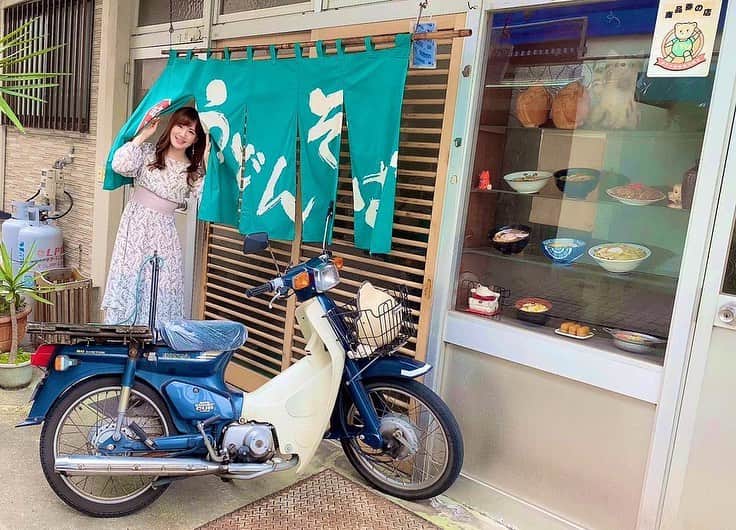 那津あやこのインスタグラム：「夏の帰省でも食べに行った、﻿ 伊予市灘町の【朝日食堂】🌟﻿ ﻿ ﻿ 鍋焼きうどんが有名だけど、﻿ この中華そばがお気に入り‼️✨﻿ ﻿ ﻿ 具材は、麺に豚肉・キャベツ・もやし・練り物﻿ ととってもシンプルなんだけど、﻿ コショウの効いた鶏ガラスープとよく合うの🤤❤️﻿ ﻿ ﻿ 中太ストレート麺は、﻿ 茹で具合が硬めでモチモチの歯ごたえ。﻿ ﻿ ﻿ ﻿ 入口の横に食品サンプルと﻿ おいちゃんの配達用バイク🛵💨﻿ ﻿ ﻿ ﻿ 「おいちゃーん！愛媛にもんてきたよ！」﻿ って毎回入っていくのがお決まり😆💕﻿ ﻿ ﻿ 作ってくれるおばあちゃんも﻿ まだまだ元気そうで安心した‼️✨﻿ ﻿ ﻿ なんせ、もう20年通ってますからね…笑﻿ 幼稚園の頃からの大ファン🤣💕﻿ ﻿ ﻿ 雰囲気のある古き良き昭和の食堂だよ✨﻿ ﻿ ﻿ 愛媛に行った際は、﻿ ぜひ食べに行ってほしいな♪﻿ ﻿ ﻿ ﻿ ﻿ #那津あやこ #あやや #rq #racequeen #model #talent #actor #愛媛 #松山 #帰省 ##matsuyama #ehime #モデル #タレント #レポーター #女子アナ #アナウンサー #travel #food #noodles #bike #ramen #instagram #instafood #japanese #eat #delicious #japanesegirl #followｍe﻿」