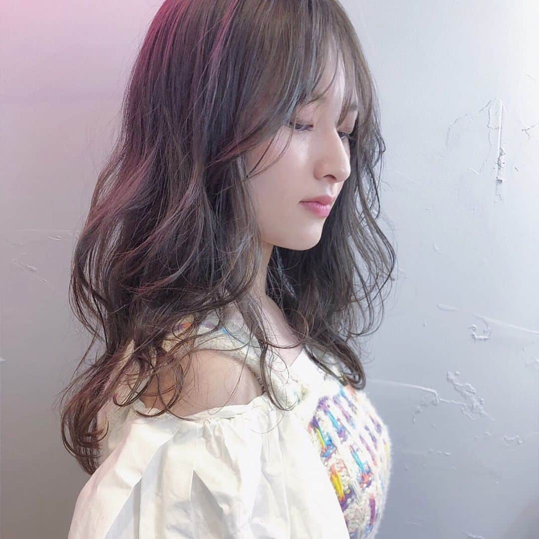 渡邊菜々さんのインスタグラム写真 - (渡邊菜々Instagram)「・ 💇‍♀️ミルクグレージュ💇🏼‍♀️ 城さんいつもいつもありがとうございます🙇‍♂️💗 かわいいいい髪色どストライクすぎて💘 髪色めっちゃ眺めてる笑 ・ #大名美容室#福岡美容室 #美容室day #福岡#大名#西通り#votan #newhaircolor #haircolor  #城さんスタイル #渡邊菜々#わたなな#🌻」3月1日 21時37分 - watanana1225