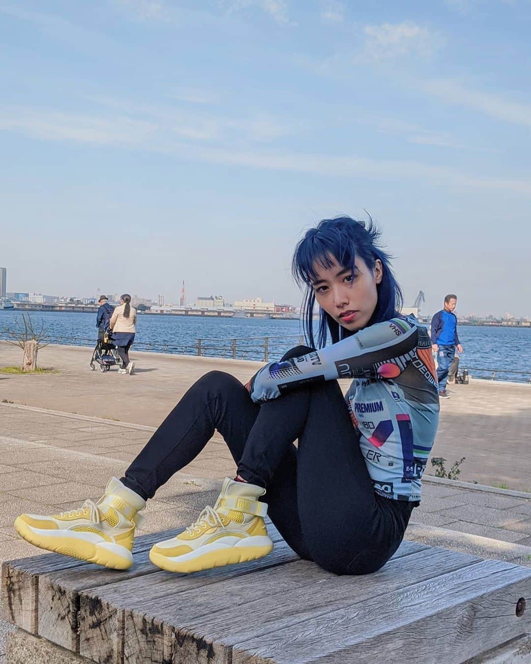 草野絵美のインスタグラム：「Our long Corona virus vacation has been started⛵️ 来週から学校やすみだって… どこも閉鎖してるし遠出できないから公園しかいくとこないよ？  @ugg から頂いたおニューのスニーカー、とても軽い☁️ Thanks for the gift from @uggjapan 💛 #uggsneakers #lacloud  #uggスニーカー　#uggjapan」