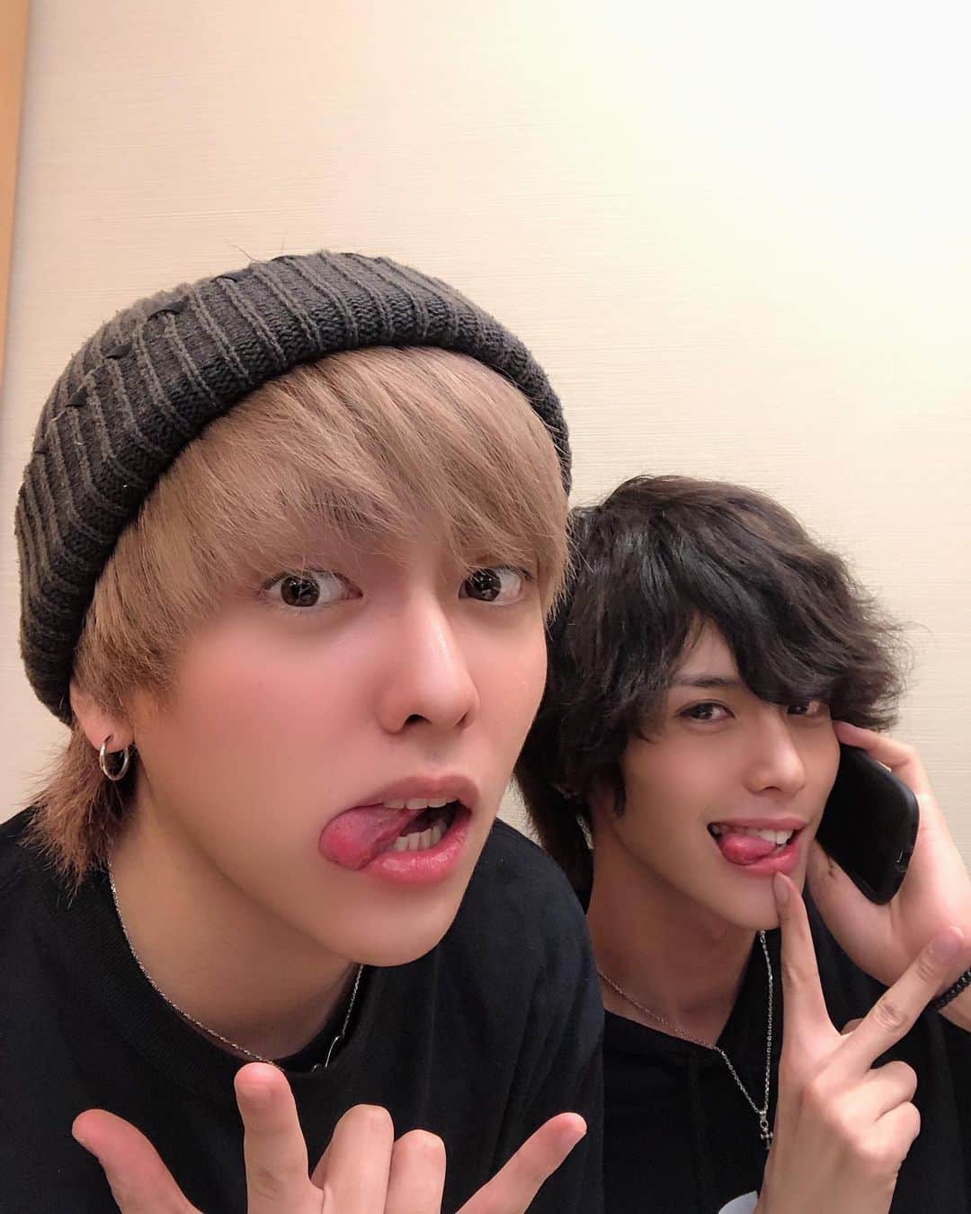 北村エレンのインスタグラム：「‪新年あけましておめでとうございます‬ ‪今年もよろしくお願い致します‬ ‪画像は昼まで飲んだ日のボクと弟です‬」