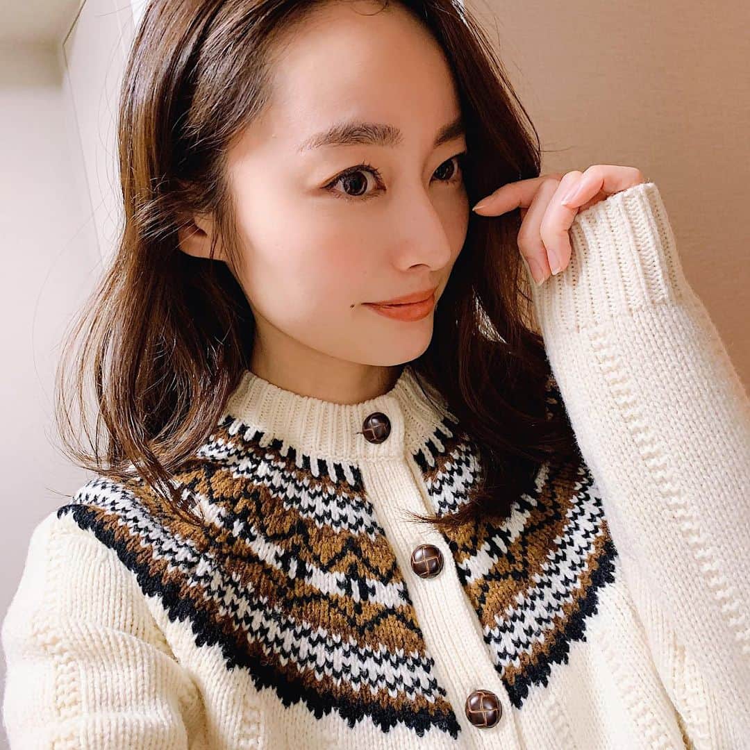 小祝麻里亜のインスタグラム：「早くも市販薬が効かなくなってきたぞ😣💦花粉で毎日鼻や目等やられておりますが…今年違うのが、肌はむしろ綺麗！ってよく言われて嬉しい限りです🥰　毎年この時期になると敏感になり、ゆらぎ肌になるので💦 最近はファンデをつけてなくても、お肌を褒められるのでスキンケアを日頃頑張っててよかったなと思います😊💞 2枚目はすっぴんです💪綺麗になったなぁと我ながら🤣🤣笑 ． あと　@totalsalonibc に通ってメンテナンスしたりしてます！またスキンケアや花粉時期のベースメイクもご紹介しますね💞 ． 花粉シーズンにティッシュもマスクも不足は辛いですが、頑張って乗り切ります、、乗り切りましょう❣️ ．．＿＿＿＿＿＿＿＿ #花粉症 #ゆらぎ肌 #美肌 #肌ケア #エンビロン #エンビロンエステ #뷰티스타그램 #페이셜스파 #에스테틱 #생얼 #beautysalon #beautycare #facialtreatment #facialcare #environ」