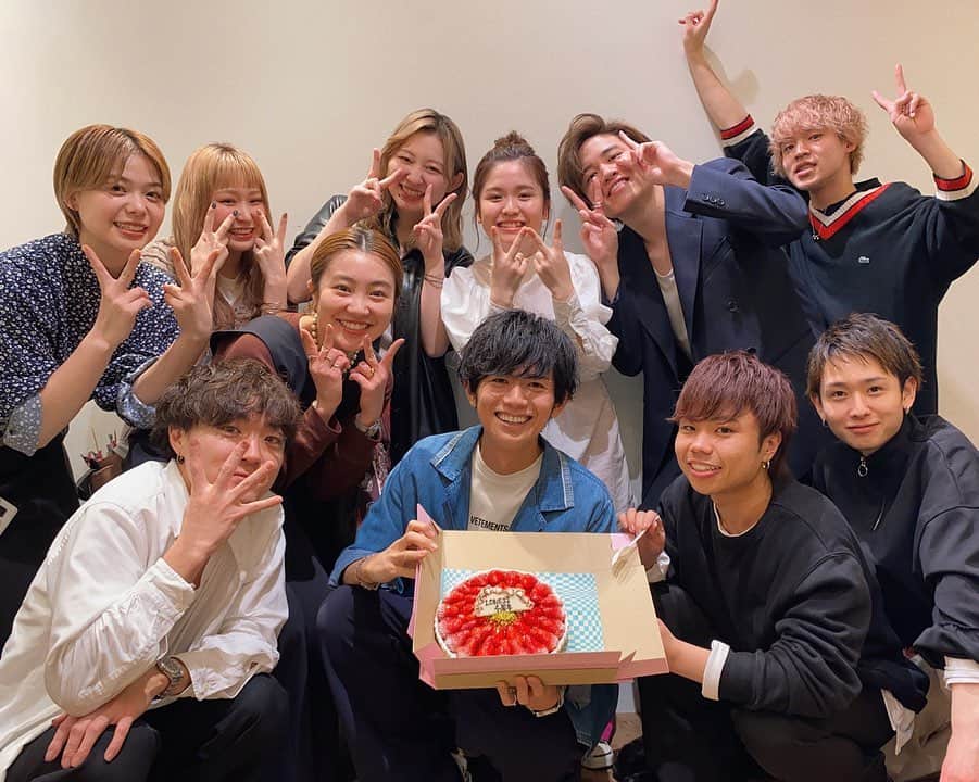片山良平のインスタグラム：「3月1日㊗️ 皆様のおかげでLONESSは本日、4周年を迎える事ができました✨本当にありがとうございます‼︎ ・ 4年前の今日この場所で、7人からスタートしたLONESSが、今では23人に。 そして4月からは5人の新メンバーが参加します🙋‍♂️ ・ 倫子 @rinkomamama に「前社で4年間、LONESSでも4年間お世話になってます‼︎」 って言われた時は、なんか思入れ深い時の流れを感じたな〜。 ・ スタッフのみんなは、本当に頑張ってるし最高のメンバーだ😊いつもありがとう‼︎ ・ #LONESS #4周年 #やる事いっぱいだぜ」