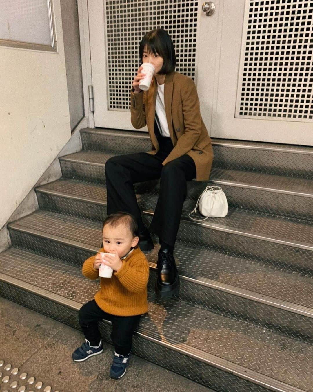 菜香さんのインスタグラム写真 - (菜香Instagram)「こまると一緒に今日のコーデ❤️👶🏻 写真撮ってると入ってくる☺️ 本当癒し👶🏻👶🏻👶🏻」3月1日 21時56分 - saika518