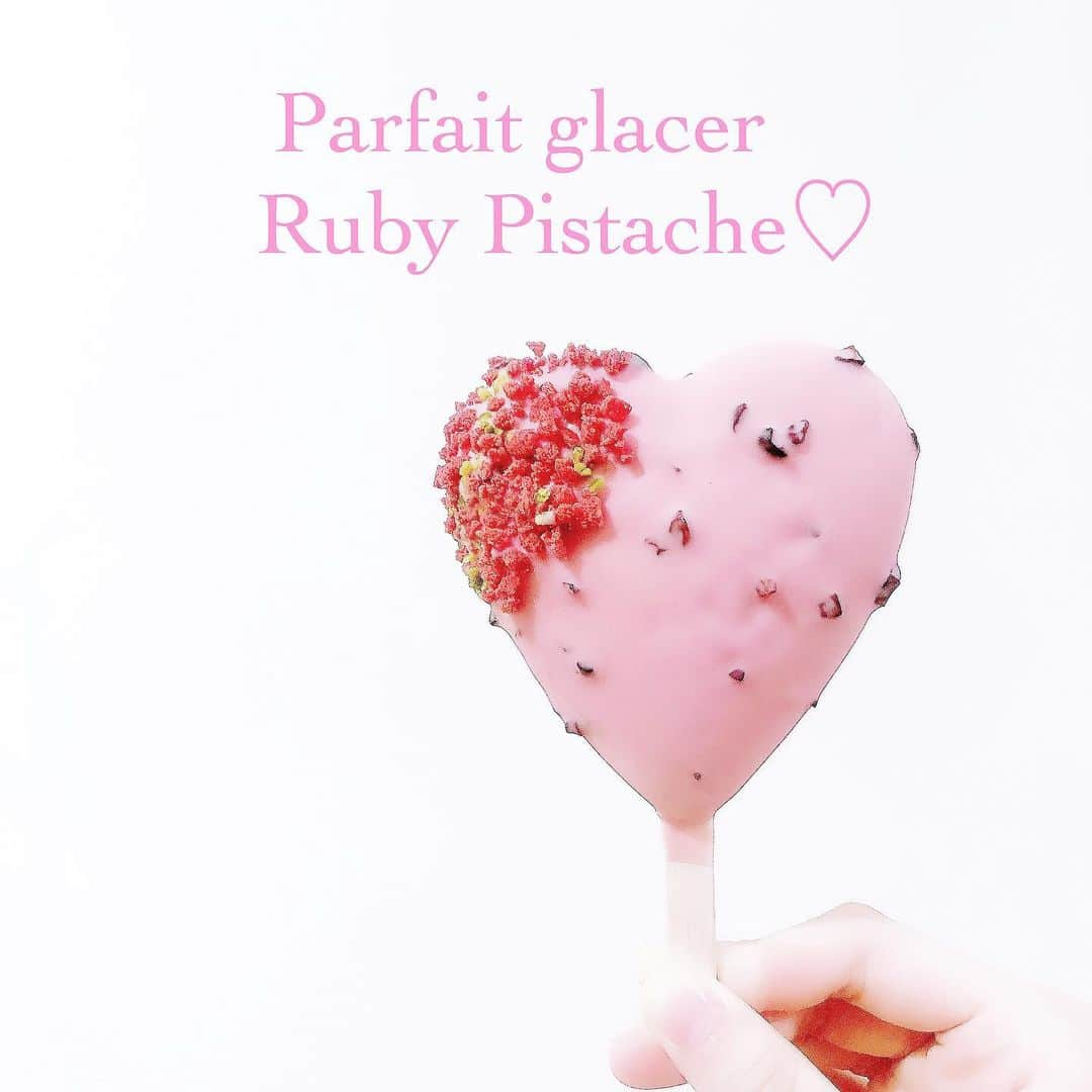 原かれんさんのインスタグラム写真 - (原かれんInstagram)「᯽ Parfait Glacer Ruby Pistache -パルフェグラッセ ルビーピスタチオ- . . . 今年の阪急うめた限定は ピンクのハート♡でした . . ベルギー産ホワイトチョコレートと 北海道生クリームを使用 . ピスタチオのコクとライチが香るアイスバー . . 本当に美味しくてかわゆかった♡ 来年が楽しみ . . . #記録用post  #原かれん #かれんたん #nmb48  #selfie #예쁜카페  #散歩 #kawaii #ピンク加工  #映え #카페 #귀여워  #instagood #スイーツ巡り #sweets #instalike #icecream #期間限定 #limited  #love #instafood 原ぺこかれんたん #スイーツぴろぴろ」3月1日 21時59分 - karen_hara315