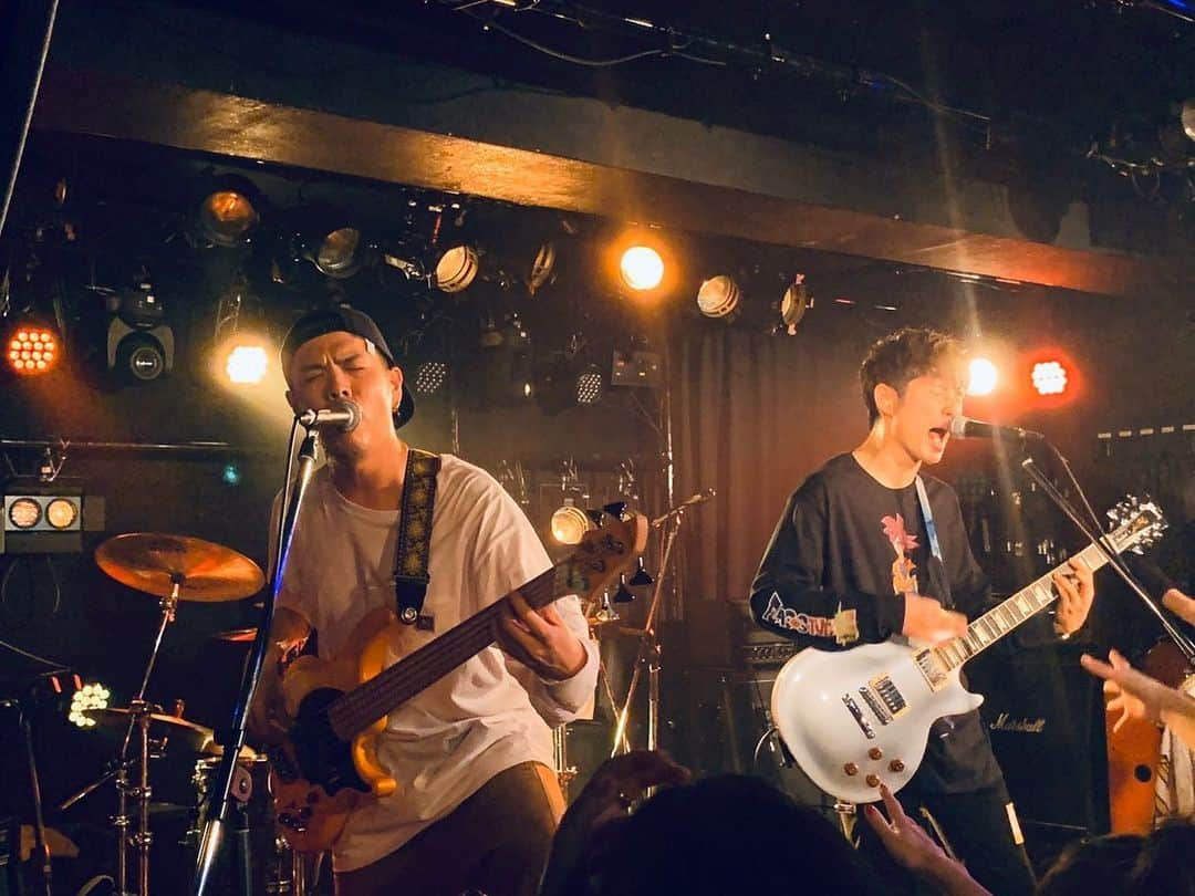 洲崎貴郁さんのインスタグラム写真 - (洲崎貴郁Instagram)「Runny Noize #BEYOND ライブ  こんな大変な時期にたくさん来て頂いて本当にありがとうございました！感謝😭 またイベント再開できる時に告知します！！ 物販の売れ行きも好調！まだありますのでご安心を👍🏻✨ #RunnyNoize #ラニーノイズ」3月1日 21時59分 - runnysuzaki0504