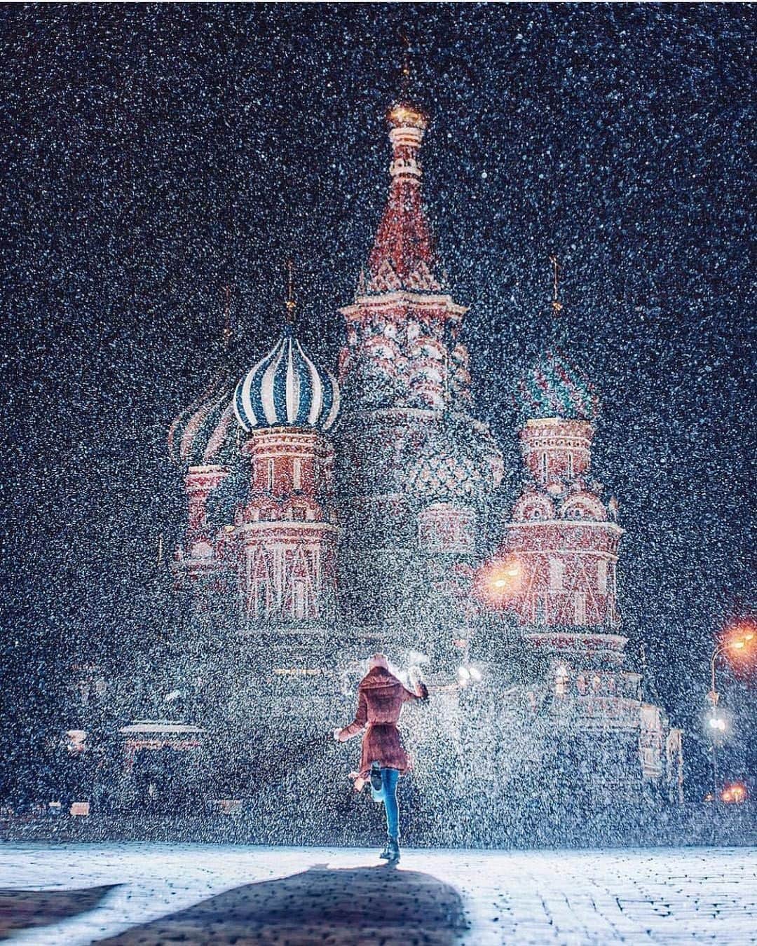 BEAUTIFUL DESTINATIONSさんのインスタグラム写真 - (BEAUTIFUL DESTINATIONSInstagram)「Dancing in the snow in Moscow, Russia ✨❤️ Have you been to Moscow and seen the iconic architecture there yet? Tag a friend who would love this photo! (📸: @hobopeeba 📍: Moscow, Russia)」3月1日 22時00分 - beautifuldestinations