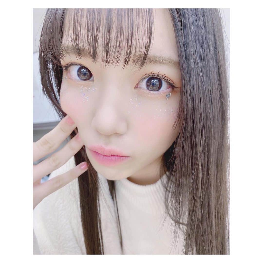 のインスタグラム：「どあっぷ失礼します🤍✨🤍﻿ ﻿ ﻿ ﻿ #TGC#TGC2020#東京ガールズコレクション#ランウェイ#蜷川実花　さん#STU48#白#White#花#flower#バラ#Rose#ストレート#メイク#アイメイク#キラキラメイク#グリッターメイク#makeup#キラキラ」