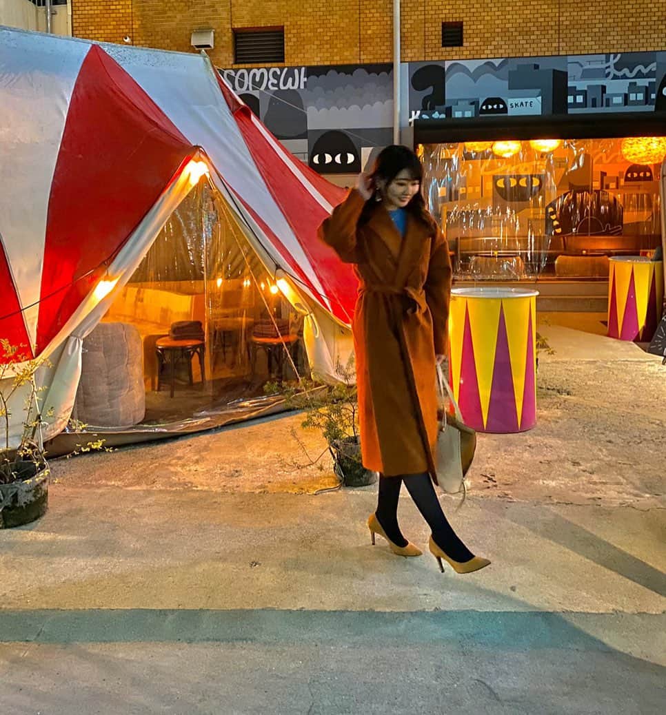坂口莉果子のインスタグラム：「おされスポット発見⛺️ よくグラマーさんがやるポーズやってみた笑 ・ ・ ・ #tokyo  #japan  #winterfashion  #おしゃれ  #スポット  #パンプス  #gu #ootd #ol」