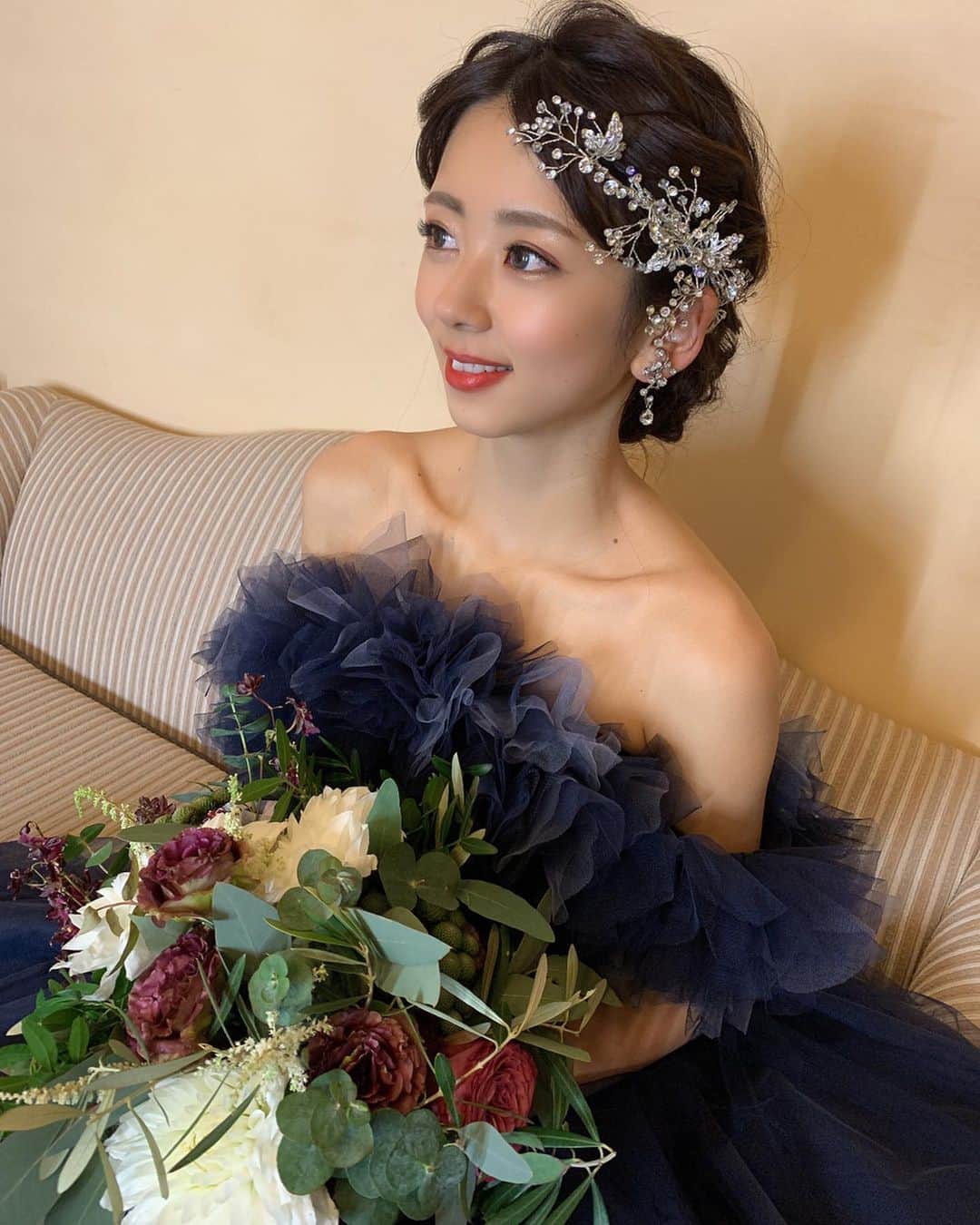 蛭川怜奈のインスタグラム：「カラードレスの写真があんまりなかった🥺 ブーケ💐本当に可愛い ドライフラワーにするために吊るしてるなう 可哀想だ . . . . #カクテルドレス #ドレス#weddingdress #カラードレス#ハツコエンドウ」