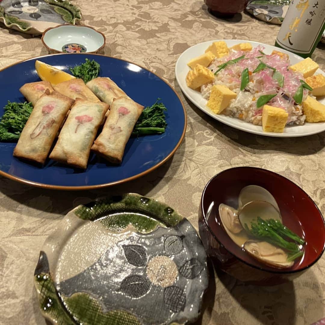 上原りささんのインスタグラム写真 - (上原りさInstagram)「3月になりましたね。 2日後はひな祭り🎎ということで我が家では一足早く桃の節句をお祝いしました。 ｡ 母力作のちらし寿司✨ 私が作ったアサリと菜の花の桜春巻き🌸 蛤のお吸い物 。 旬の物を食べるのはいいですね。 我が家では菜の花ブームです。 あ！ちらし寿司にかかってるのは削りかまぼこです！ 1月に山口へイベント行った際、現地の方に頂いたのをかけてみました😌 美味❤️ 。 食後はお昼に作ったプリン🍮 。 今日は料理を頑張った1日になりました。 。 。 #桃の節句 #3月 #花瓶のお花 は#桃の花 #外の花 は#梅の花 #春はすぐそこ」3月1日 22時09分 - uehara_risa_official