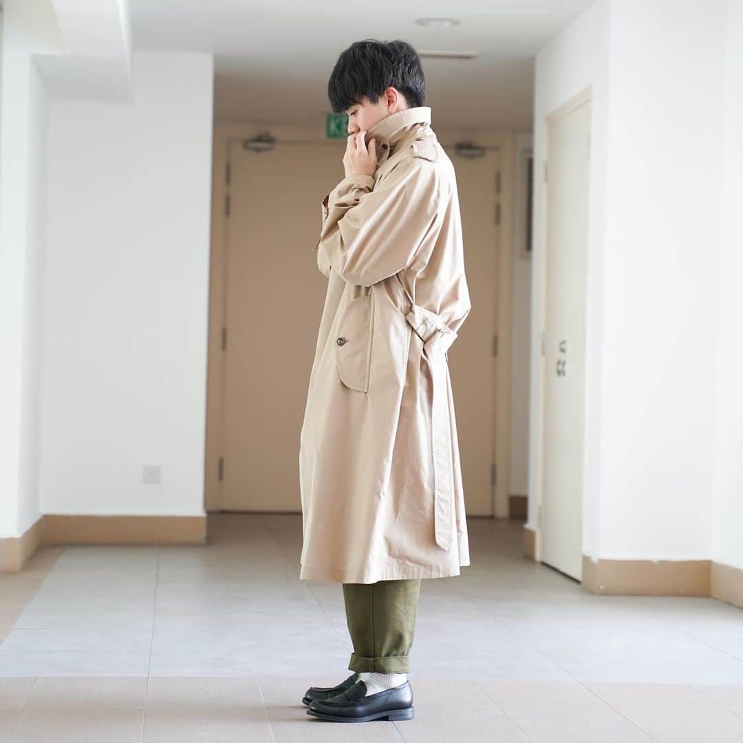 のインスタグラム：「トレンチを襟立てで🙋‍♂️ ・ ・ #auralee #kaptainsunshine #henderscheme ———————————————————————— #ootd#coordinate#snap#fashionsnap#fashion#instafashion#instagood#メンズファッション#gu#uniqlo#爽やかコーデ#l4l#f4l#お洒落さんと繋がりたい#おしゃれさんと繋がりたい#オシャレさんと繋がりたい#写真撮ってる人と繋がりたい#写真好きな人と繋がりたい#ファインダー越しの私の世界 #シミラールック#couple #couplephoto #neat_tokyo #henderscheme ————————————————————————」
