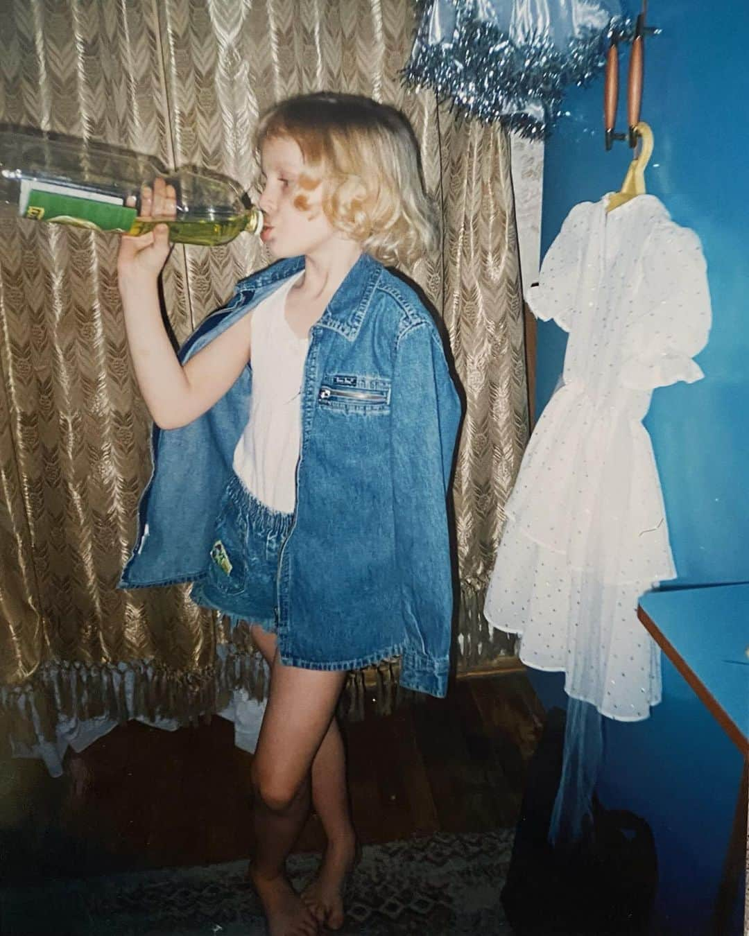 ラズドゥミナヴィオレッタさんのインスタグラム写真 - (ラズドゥミナヴィオレッタInstagram)「Nothing changes! 🤪﻿ White dresses, denim and habit of drinking from a bottle 😅﻿ ﻿ P.S.: @niinotoshiyuki 昔から憧れて真似しとるわ😂」3月1日 22時10分 - violapolt