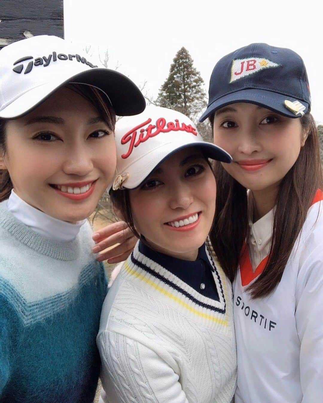 山下詩乃さんのインスタグラム写真 - (山下詩乃Instagram)「この間の親友たちとのゴルフ⛳️❤️もう10年以上の仲です✨ ちぴちゃんラウンドデビューしました👍🎉たくさんゴルフレッスン通ってたからラウンドデビューに立ち会えて嬉しかった🥳💕初めてと思えないくらいロングパットも入るし、パターも上手だったなぁ🥰(許可取ってます3枚目) 私はというと久しぶりのコーライグリーン、8.5フィートに苦戦しました😅重かった😅(4枚目) ・ ・  #golf #ゴルフ女子 #ゴルフ #ゴルフウェア #ゴルフコーデ #ゴルフ仲間 #ゴルフ始めました #ゴルフ好きな人と繋がりたい #ゴルフ大好き #ゴルフ好き #ゴルフの輪 #girls #mylovely」3月1日 22時11分 - shinoyamashita