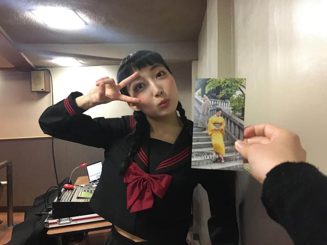 荒木悠衣のインスタグラム：「- どれだけ自分が大変でも必ず最後にありがとねってプレゼントをくれる🎁 素敵なお芝居を見せてもらいました🥺 頑張る女子はすてきだぁぁぁ」