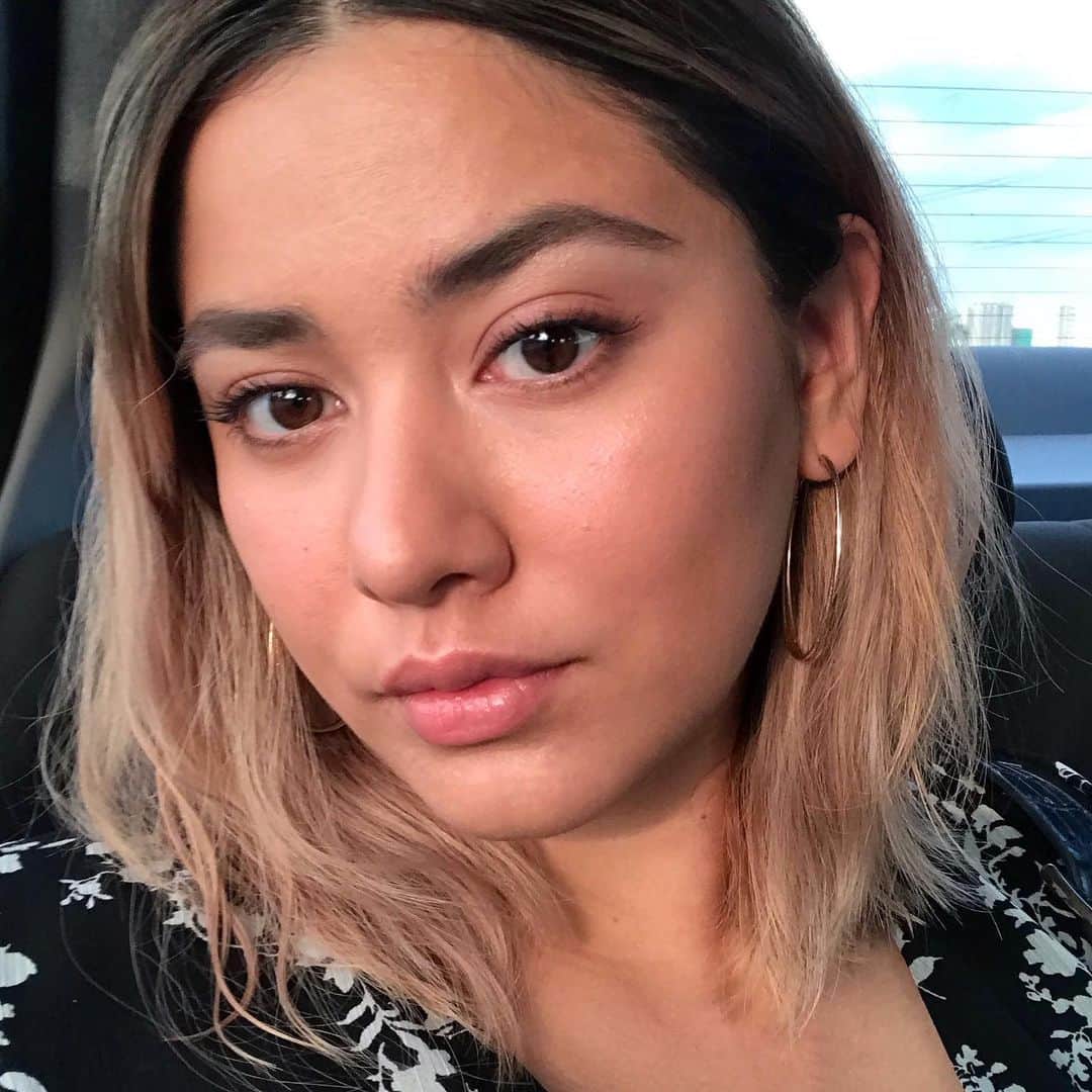 ローレン・ヤングのインスタグラム：「Selfie on a Sunday because the light is good ✨」