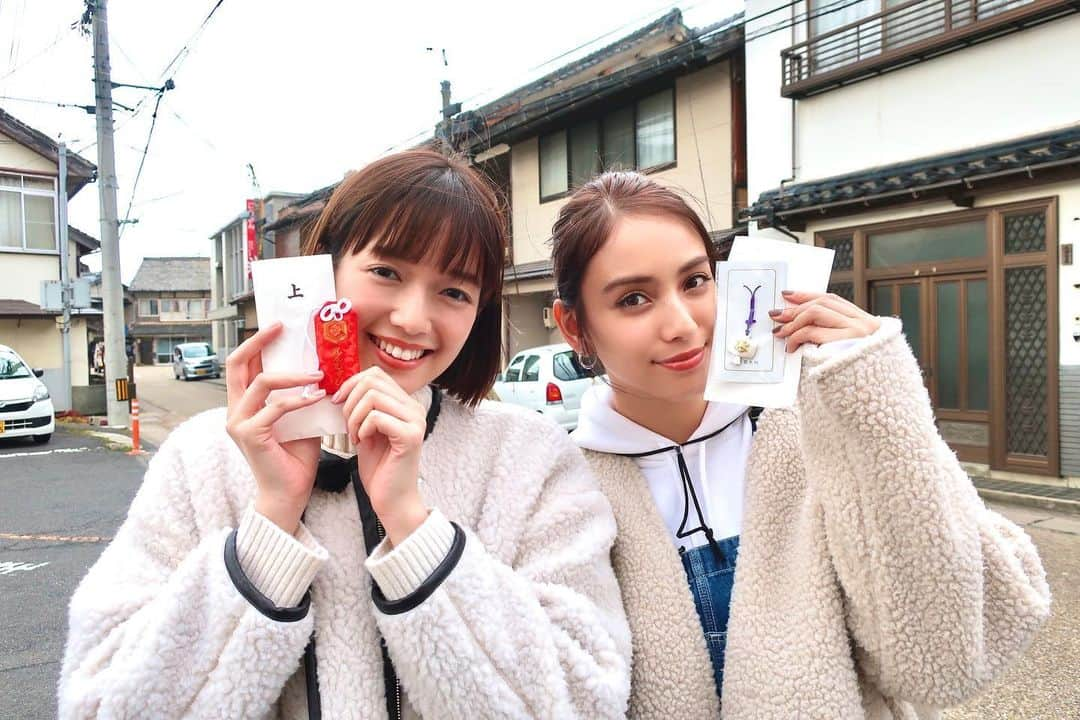 佐藤栞里さんのインスタグラム写真 - (佐藤栞里Instagram)「. バナナマンのせっかくグルメ！！ 観てくださってありがとうございました🍌 のどぐろ丼も割子蕎麦も あの時いっぱい食べたはずなのに テレビの前で見てたらまた食べたくなって お腹が空いてきてしまいました😳 (ちなみに本日の夕ご飯も満腹食べている) 日村さんが食べていた熊本ラーメンも いつか食べてみたいなあ🤤✨ #出雲大社のお守り #カレンちゃんと贈り合いっこ #ただでさえ素晴らしいお守りだというのに #カレンちゃんからというと更に嬉しい☘️ #肌身離さず大切にしています☺️」3月1日 22時34分 - satoshiori727